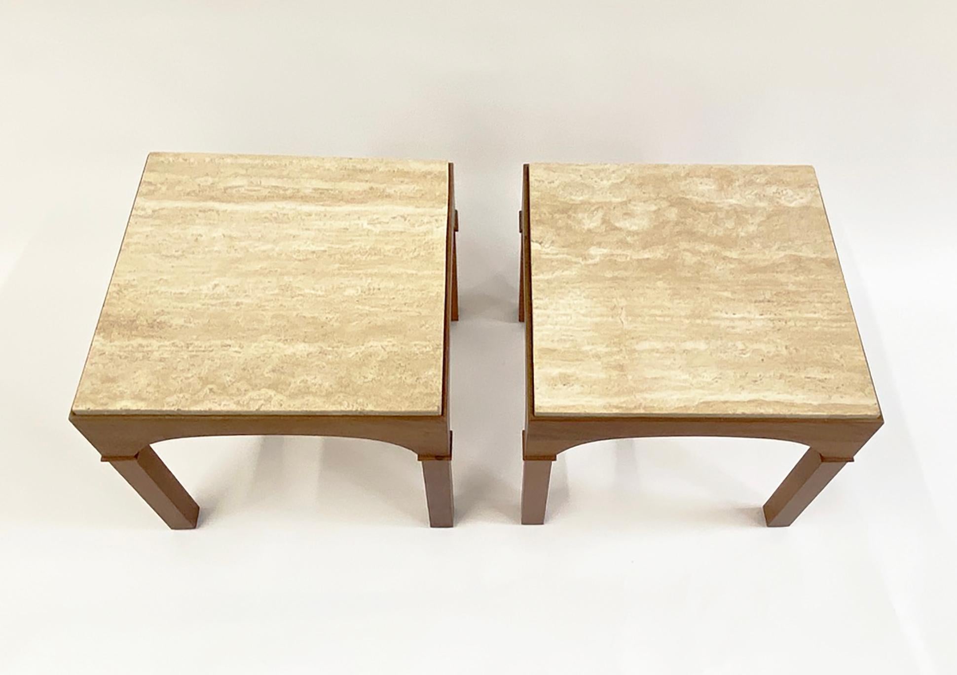 Pareja de mesas auxiliares de nogal y travertino de John Keal para Brown Saltman en venta 1