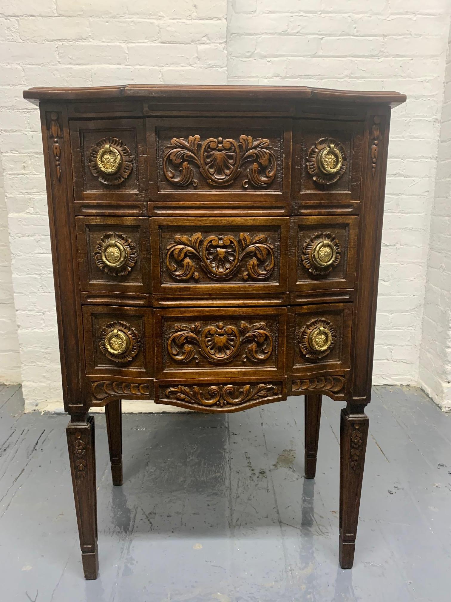 Pair of walnut antique Belgium chests. The chests are in the original condition. Has brass handles, three pullout / pull-out drawers, handmade dovetails to the drawers and a nicely carved front. The chests have a paneled back and a made in Belgium