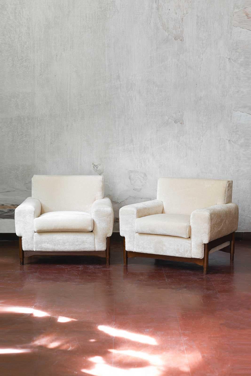Paire de fauteuils en noyer designés par Sergio et Giorgio Saporiti en vente 5