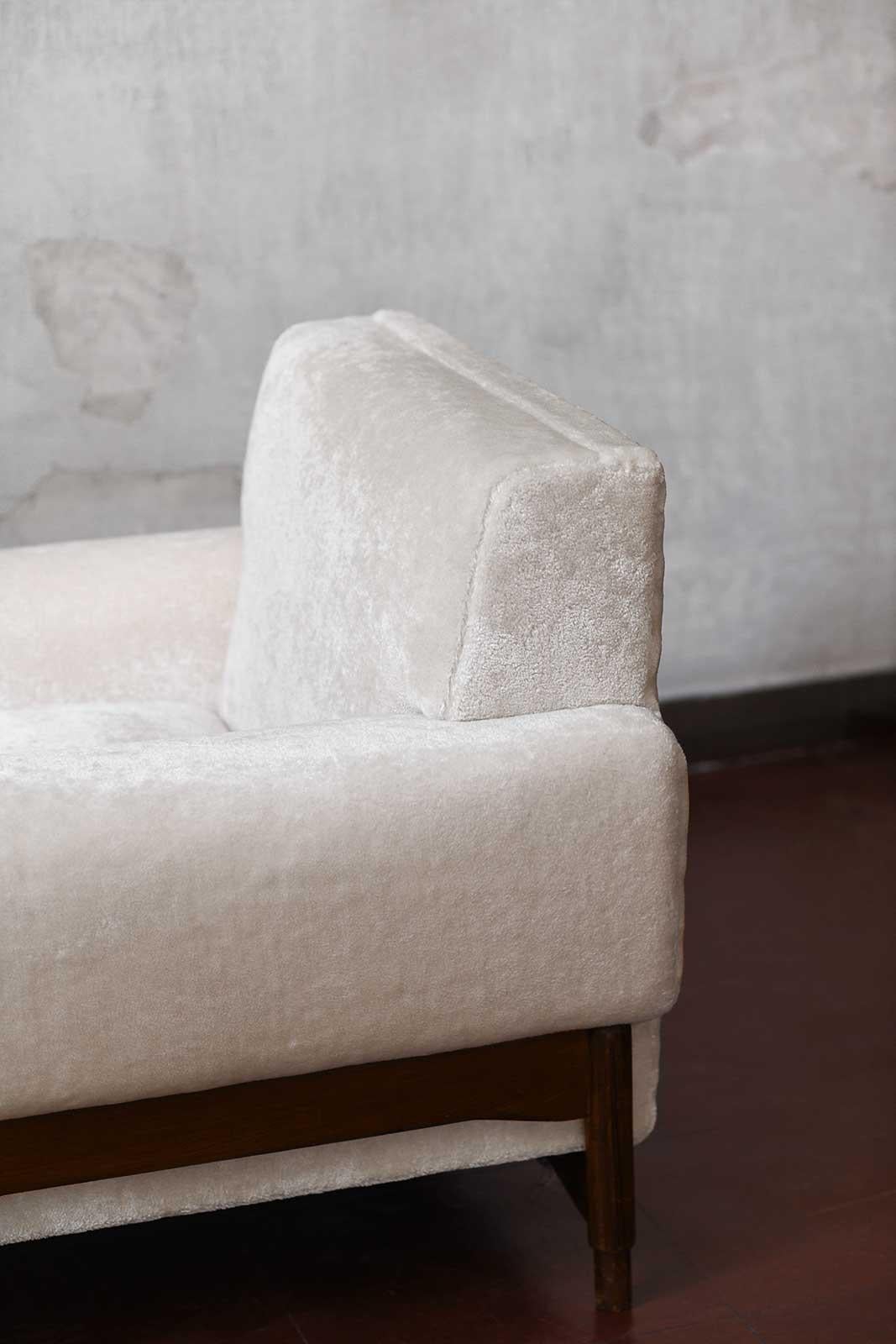 Italian Pair of walnut armchairs designed by Sergio and Giorgio Saporiti For Sale