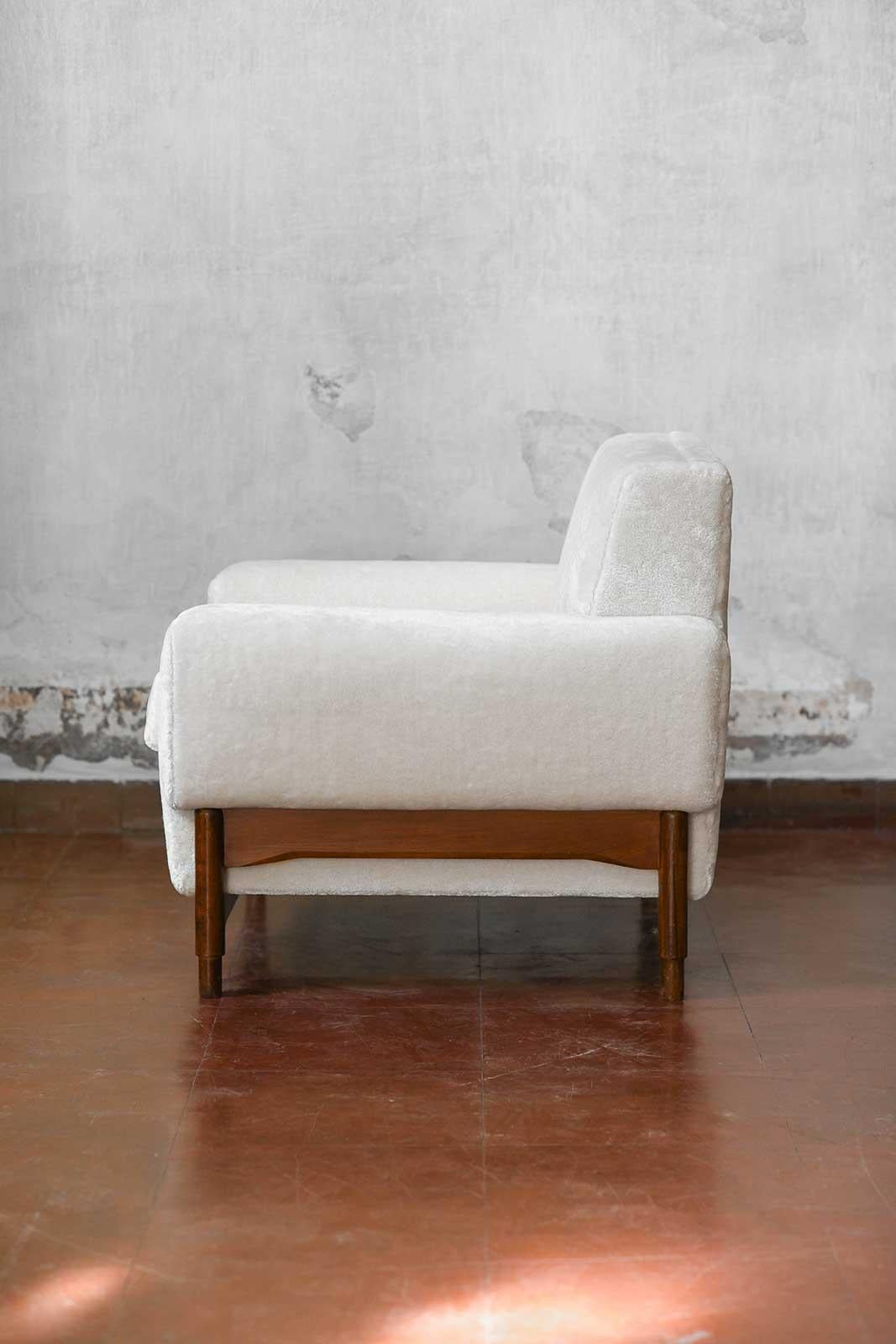 Paire de fauteuils en noyer designés par Sergio et Giorgio Saporiti Bon état - En vente à Roma, RM