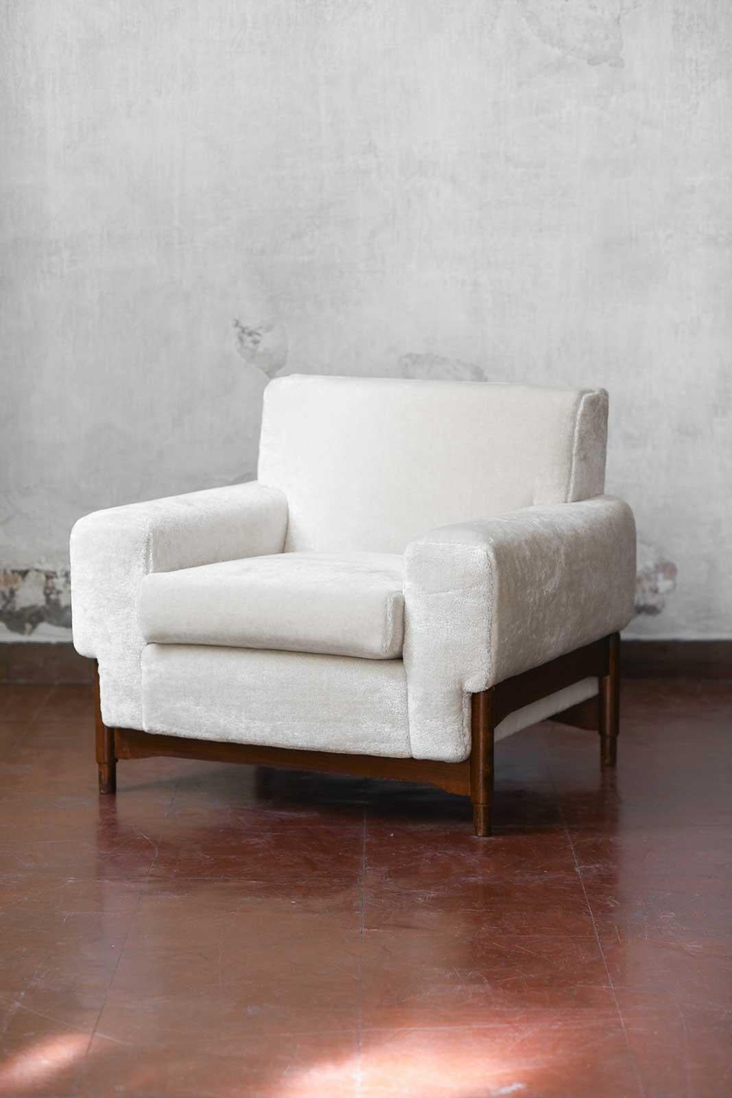Pair of walnut armchairs designed by Sergio and Giorgio Saporiti For Sale 3