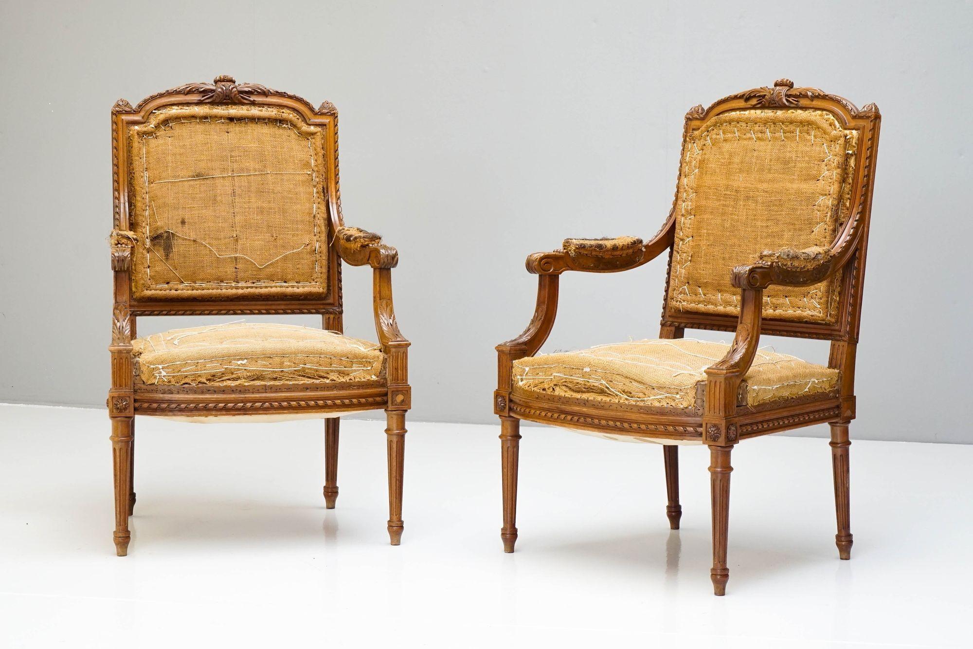 Coppia di poltrone aperte in noce francese, con fodera originale in esile.

Francia, circa 1900

H. H. x L. 62 cm. x P. 53 cm. x SH 41 cm.