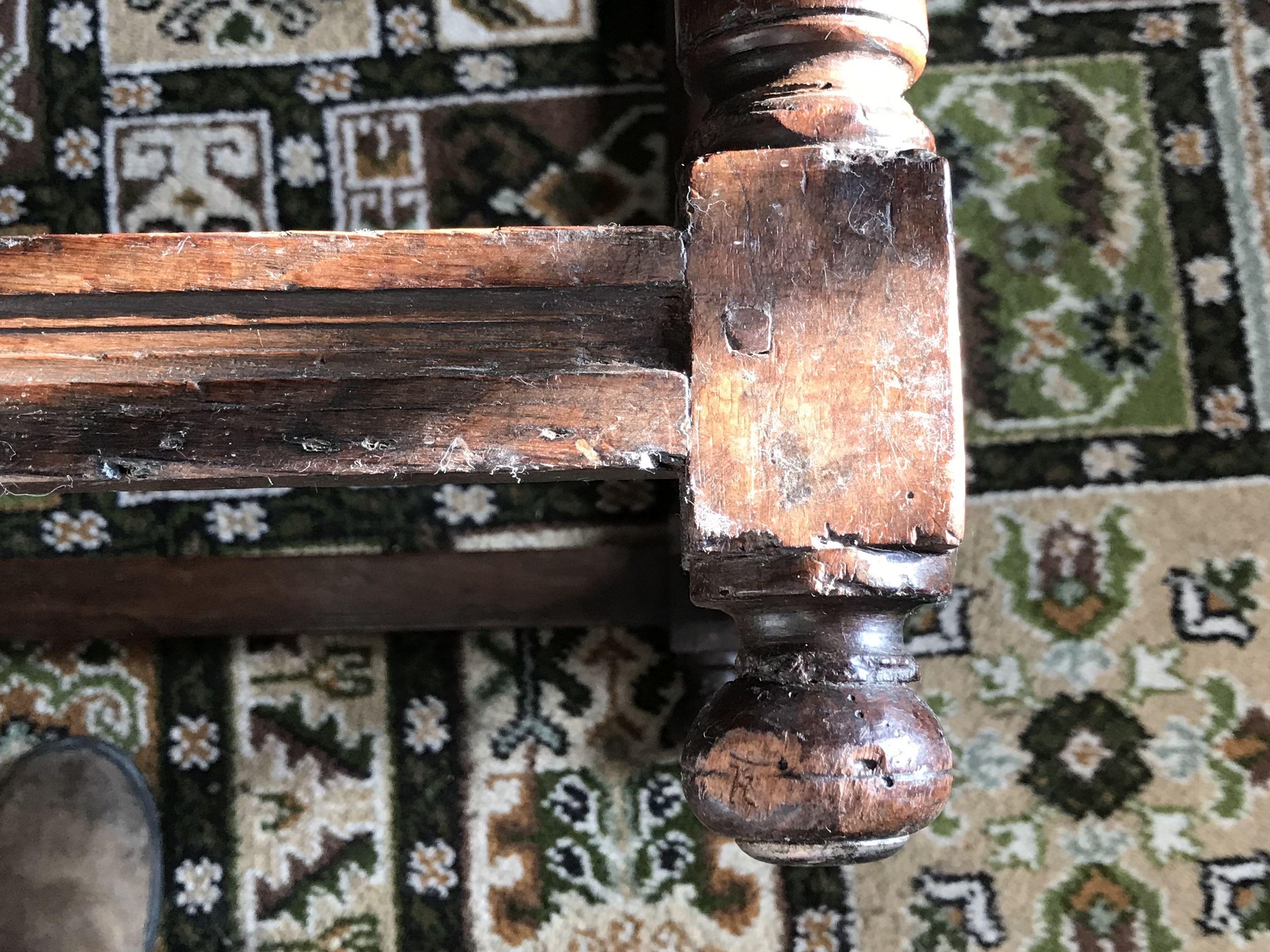 Paire de fauteuils en noyer, fin du 16ème siècle, Renaissance française, avec masque de bélier C Excellent état - En vente à BUNGAY, SUFFOLK