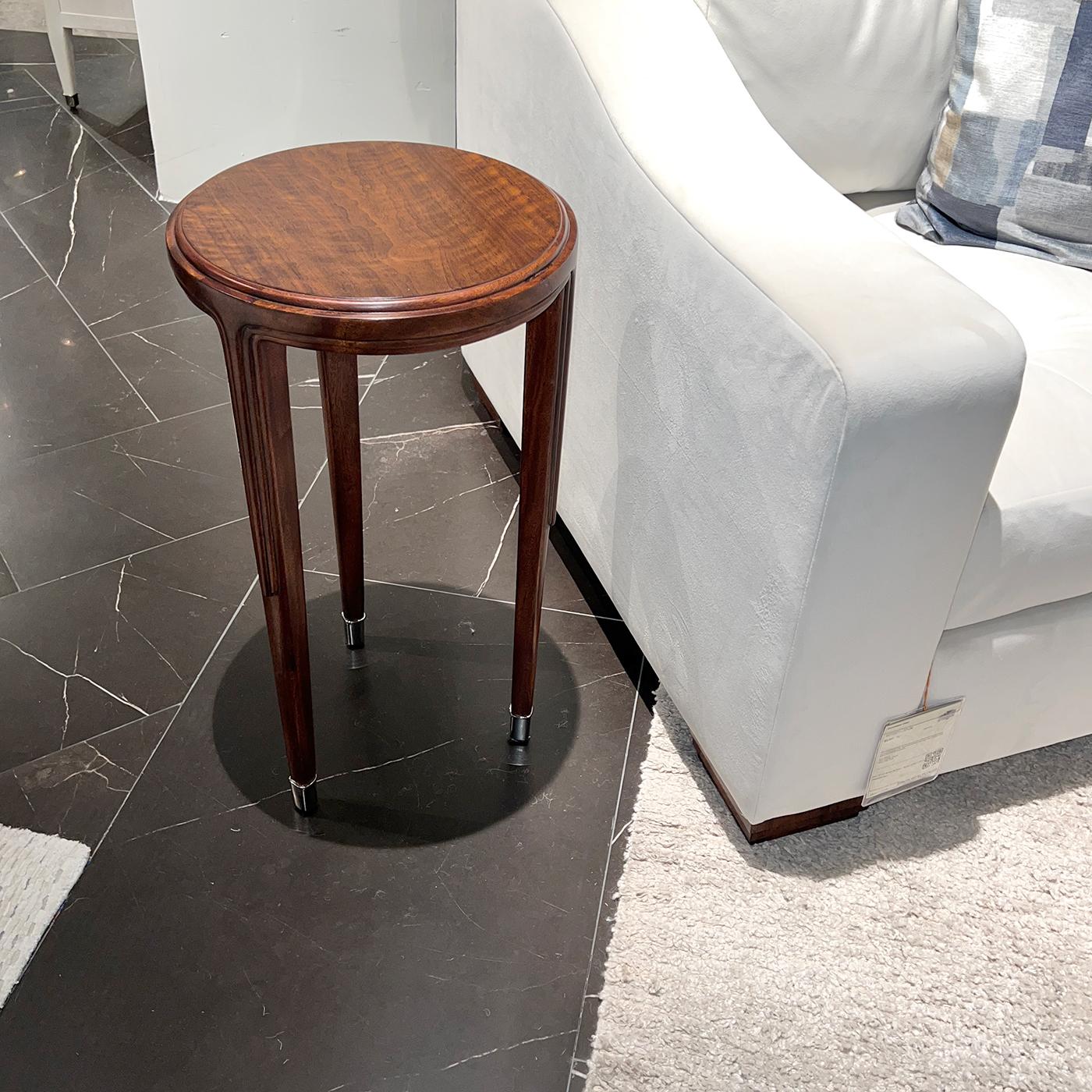 Vietnamien Paire de tables d'appoint rondes Art déco en noyer en vente