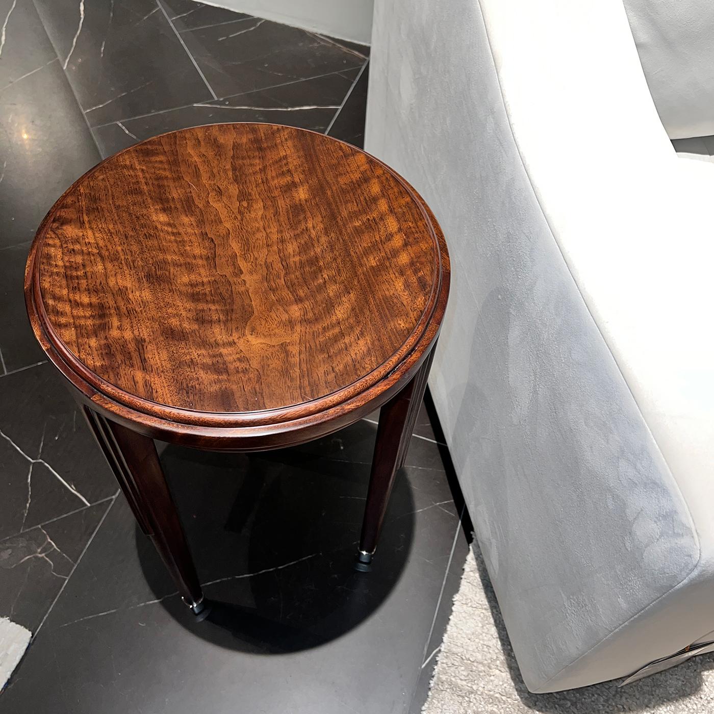 Paire de tables d'appoint rondes Art déco en noyer Neuf - En vente à Westwood, NJ