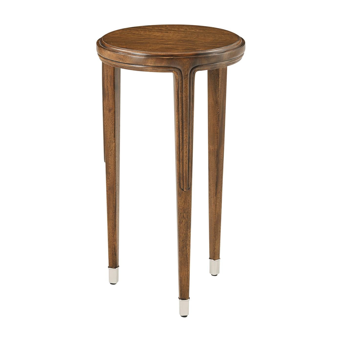 XXIe siècle et contemporain Paire de tables d'appoint rondes Art déco en noyer en vente