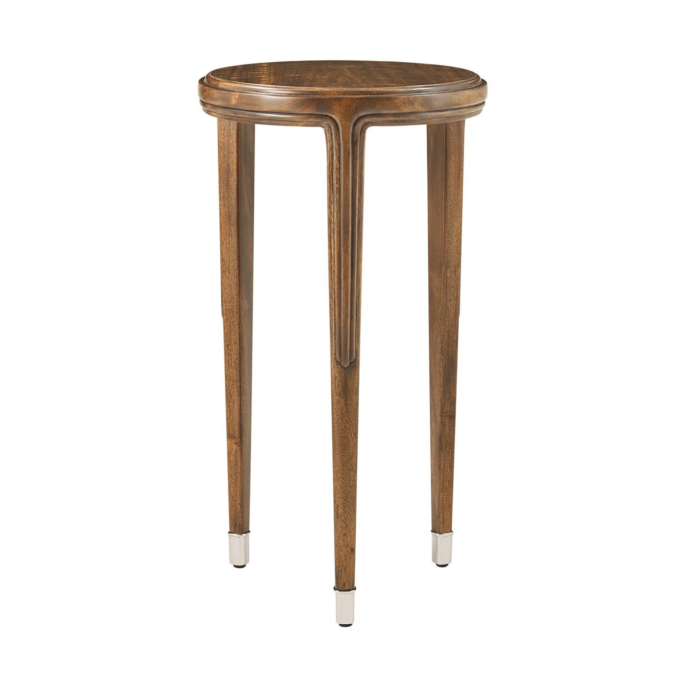Bois Paire de tables d'appoint rondes Art déco en noyer en vente