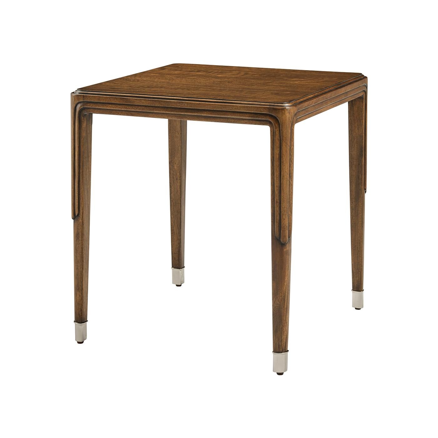 Bois Paire de tables d'appoint Art Déco en noyer en vente