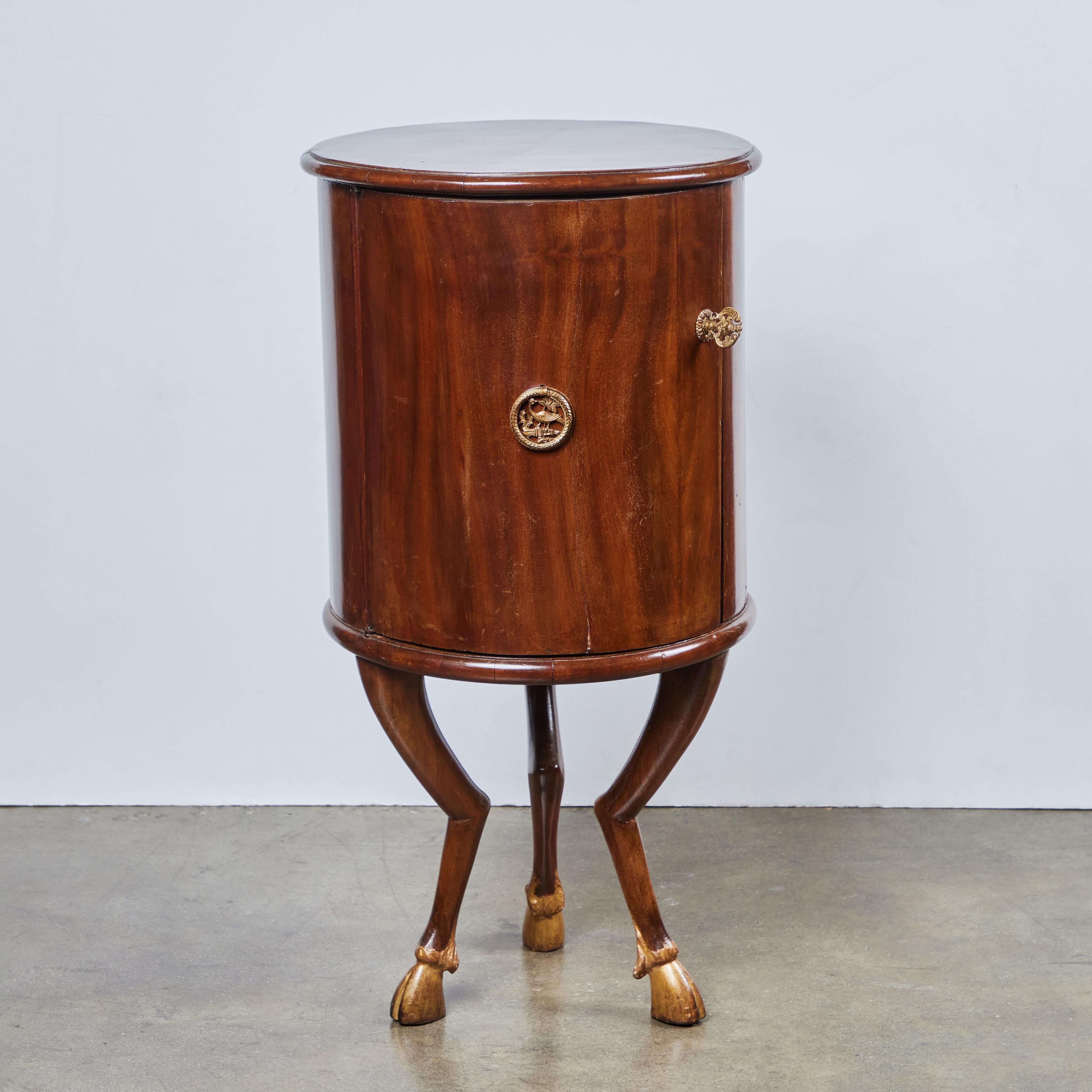 italien Paire de tables en forme de tonneau en noyer en vente