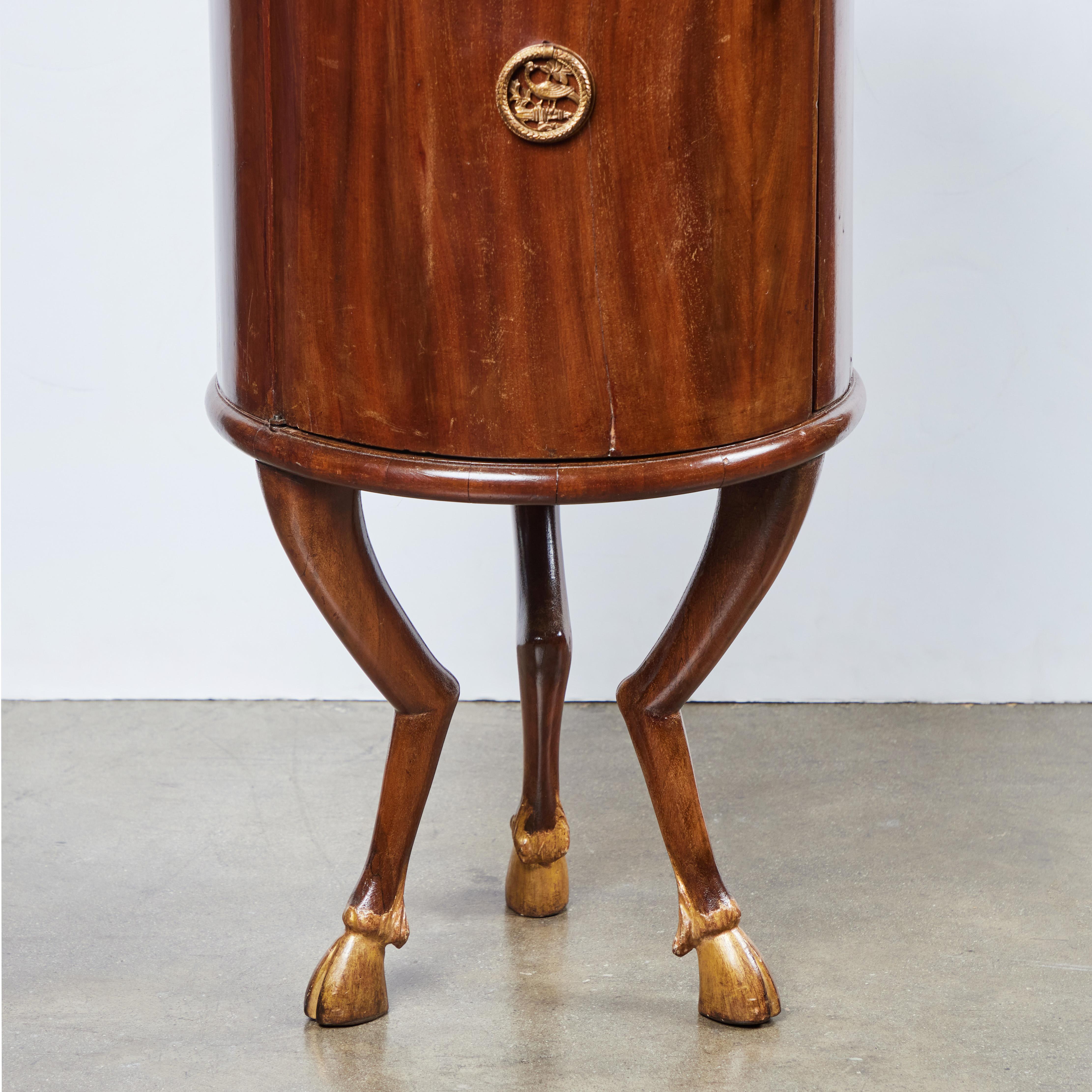Paire de tables en forme de tonneau en noyer Bon état - En vente à Los Angeles, CA