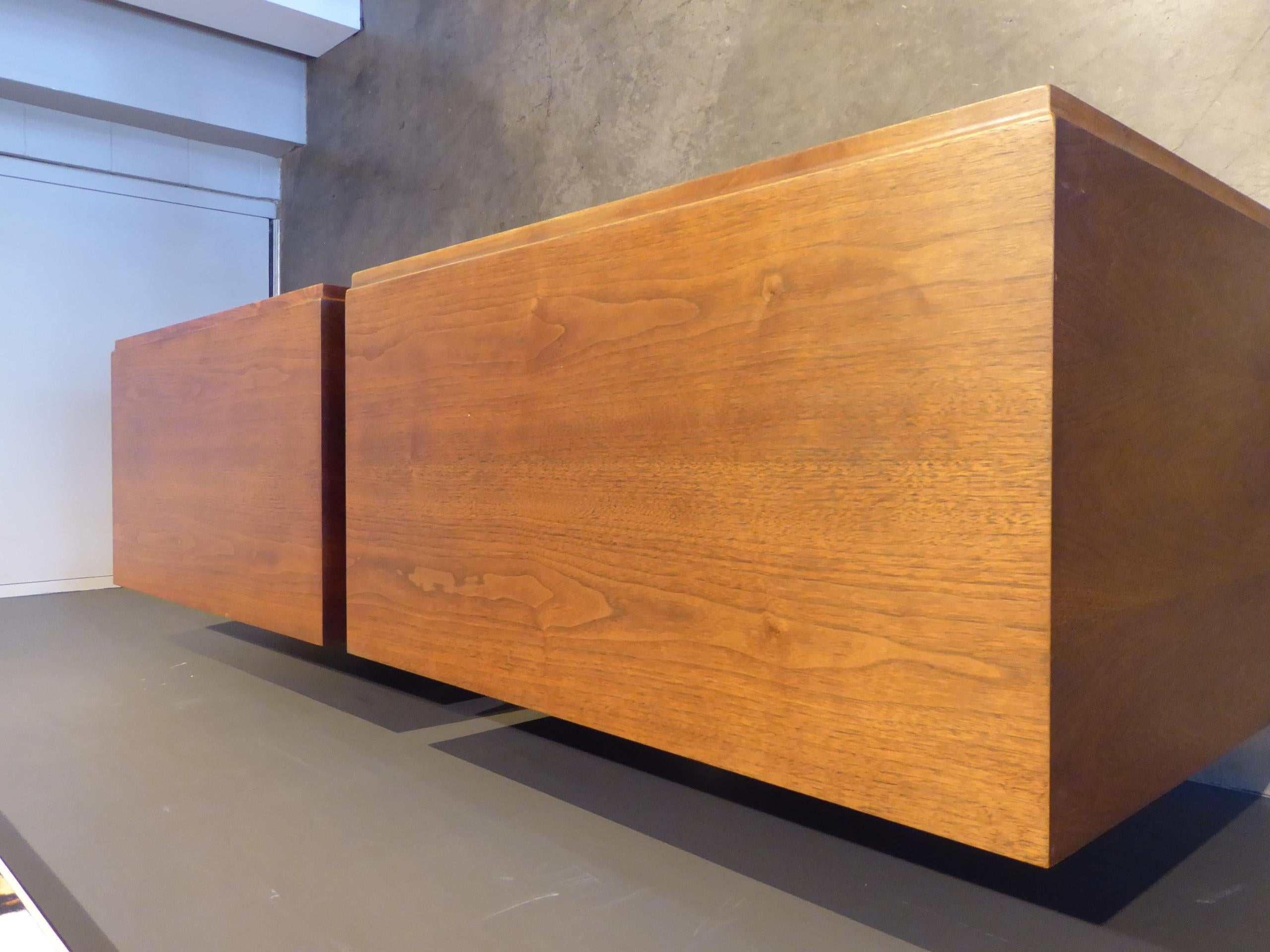 Pair of Walnut Bedside Chests Designed by John Keal for Brown-Saltman In Good Condition In Palm Springs, CA