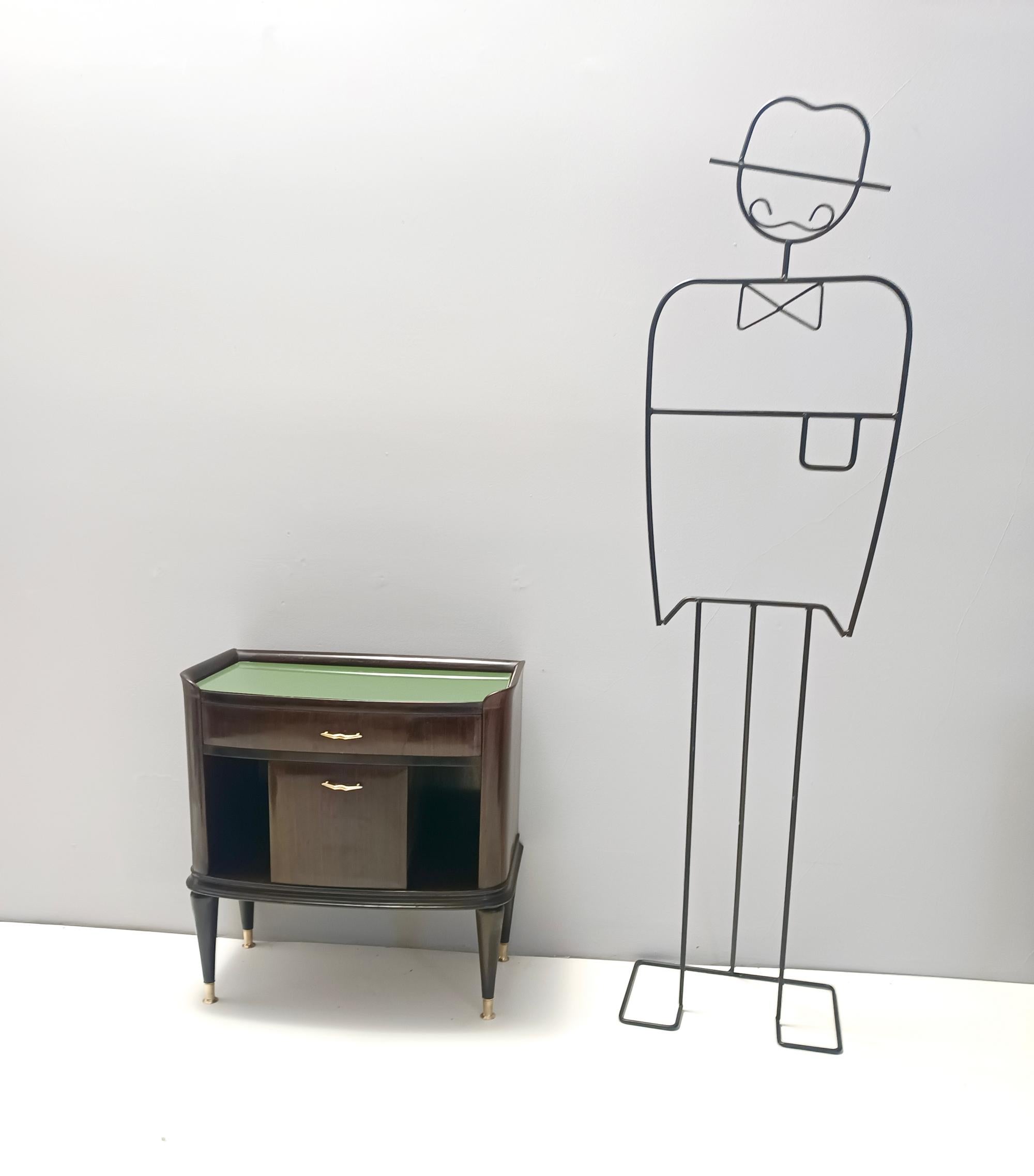 Mid-Century Modern Pair of Walnut, Beech and Glass Nightstands in the Style of Tomaso Buzzi, Italy For Sale
