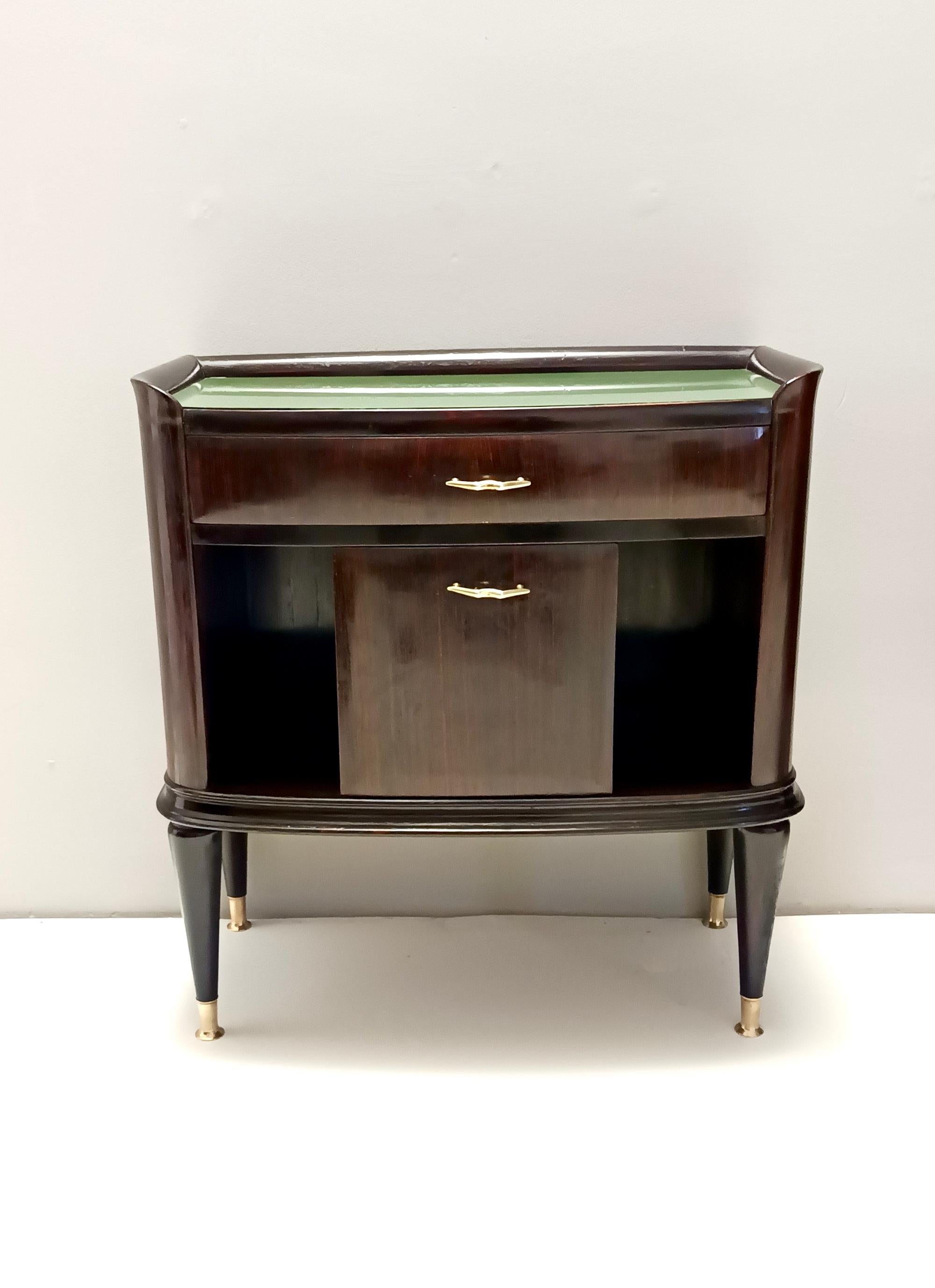 Pair of Walnut, Beech and Glass Nightstands in the Style of Tomaso Buzzi, Italy In Excellent Condition For Sale In Bresso, Lombardy