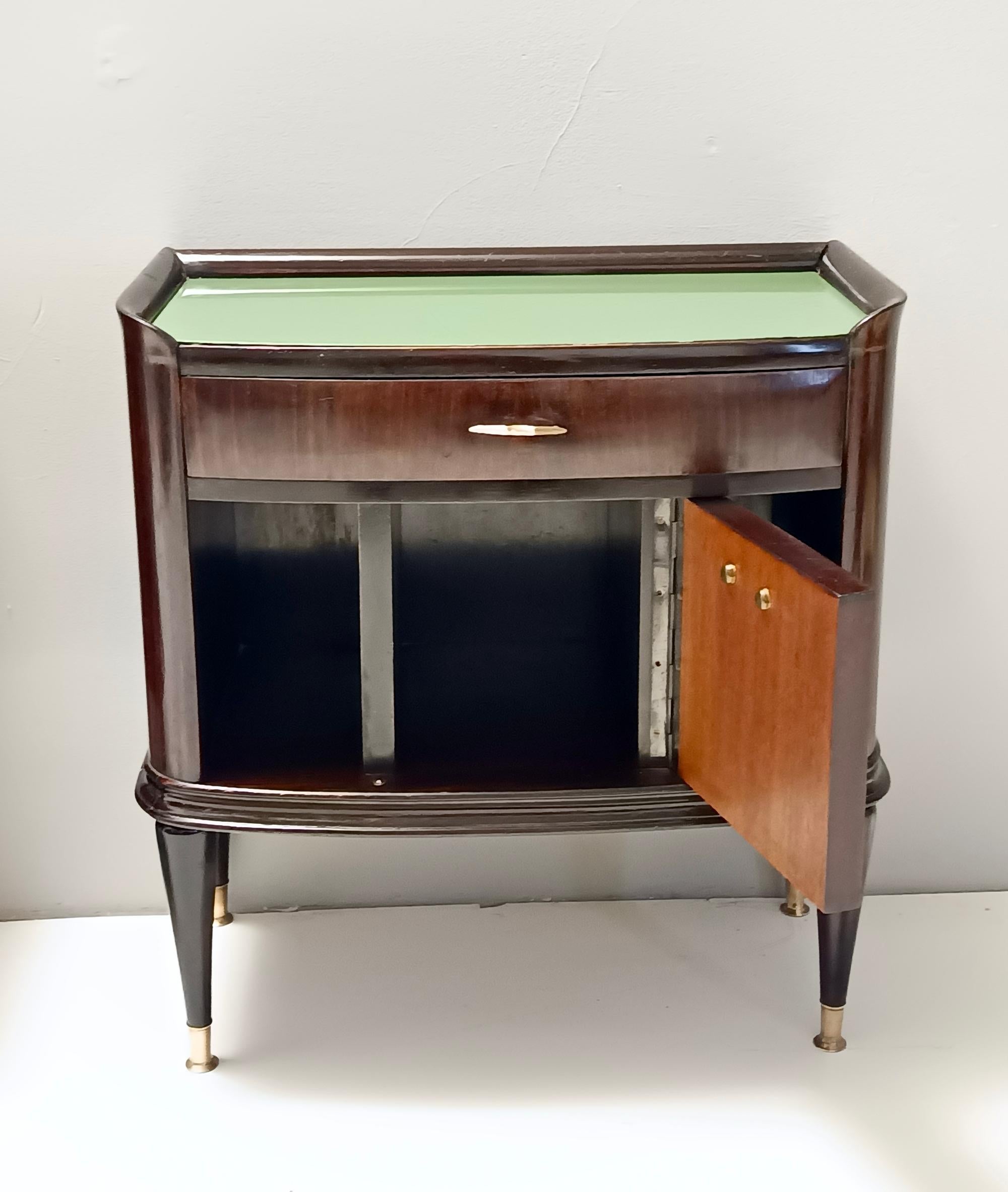Mid-20th Century Pair of Walnut, Beech and Glass Nightstands in the Style of Tomaso Buzzi, Italy For Sale