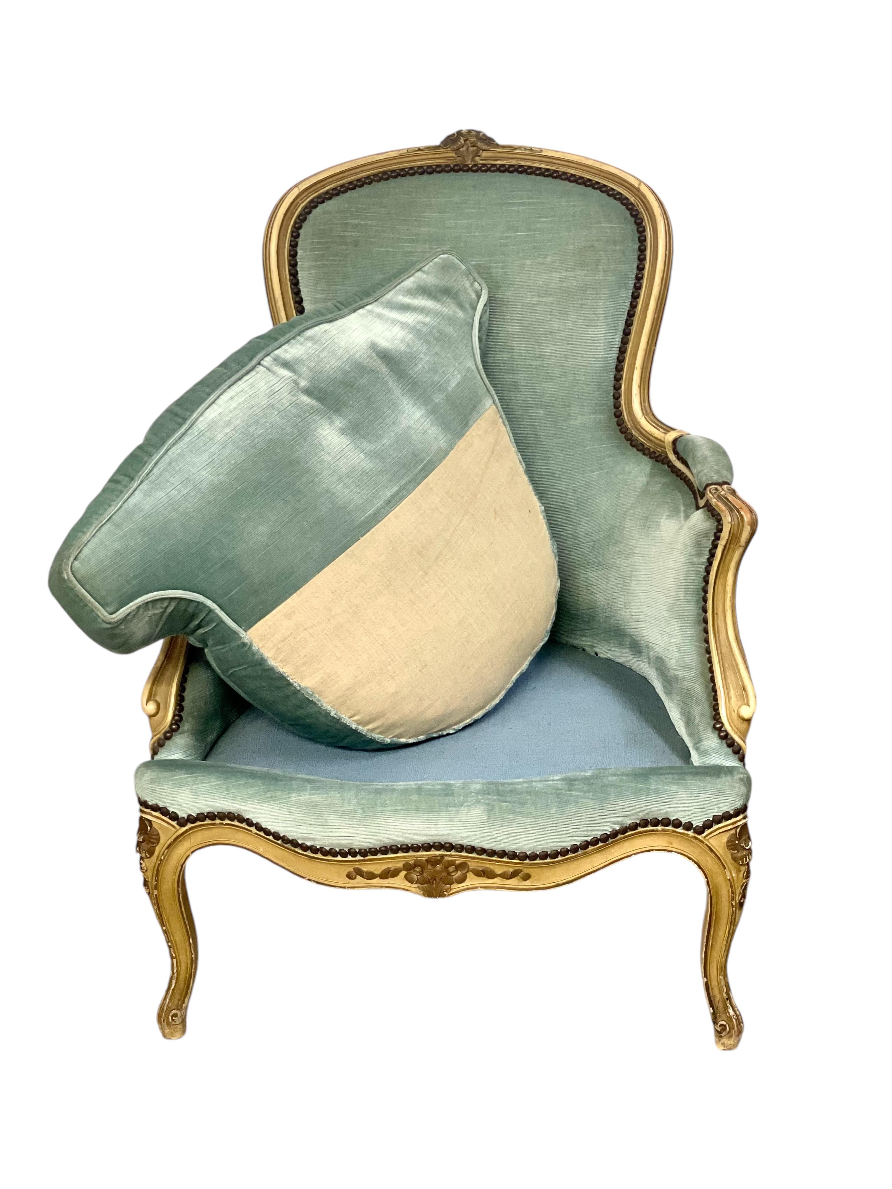 Paire de fauteuils Bergere en noyer, France 19ème siècle 11