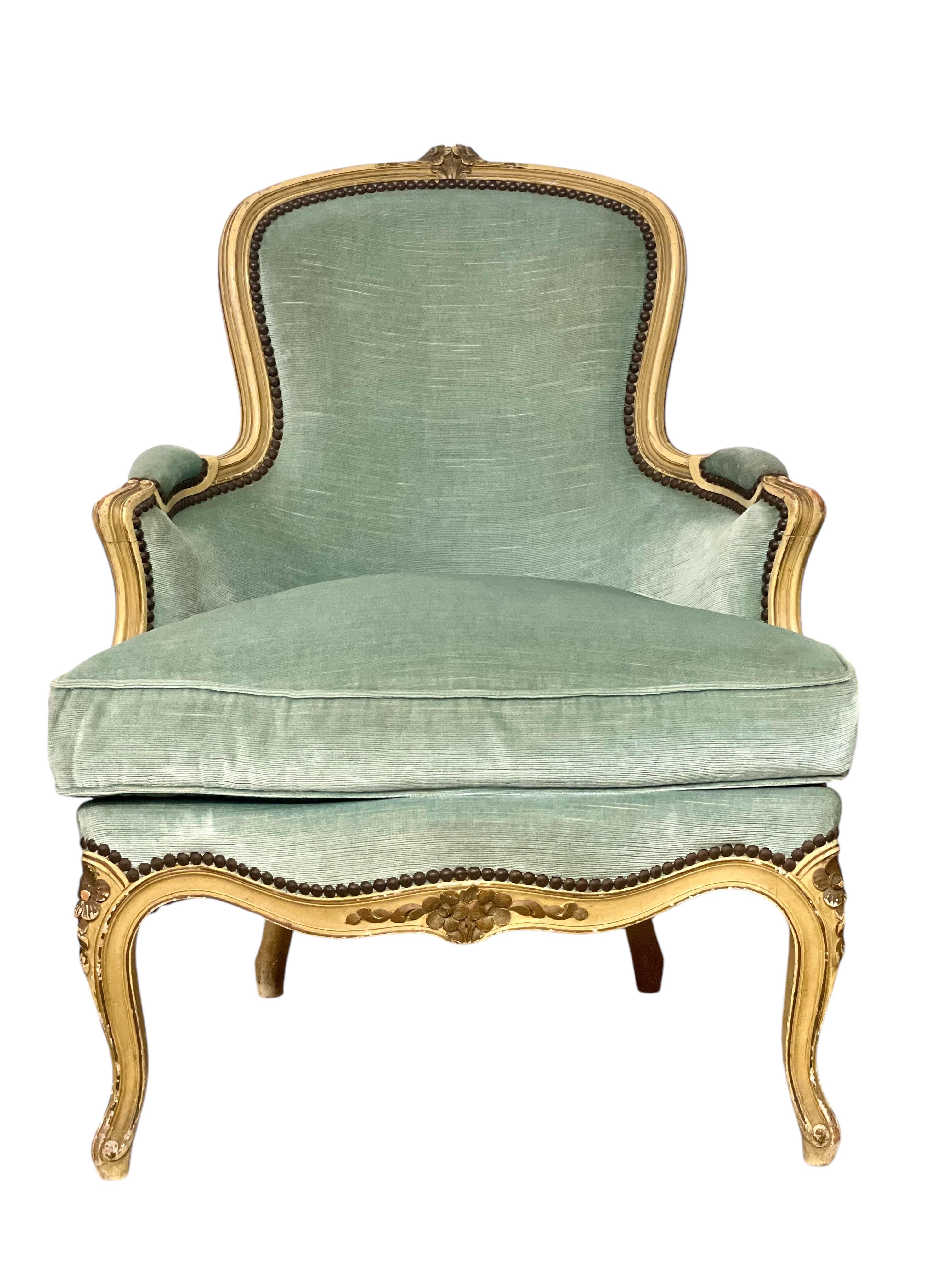 Français Paire de fauteuils Bergere en noyer, France 19ème siècle