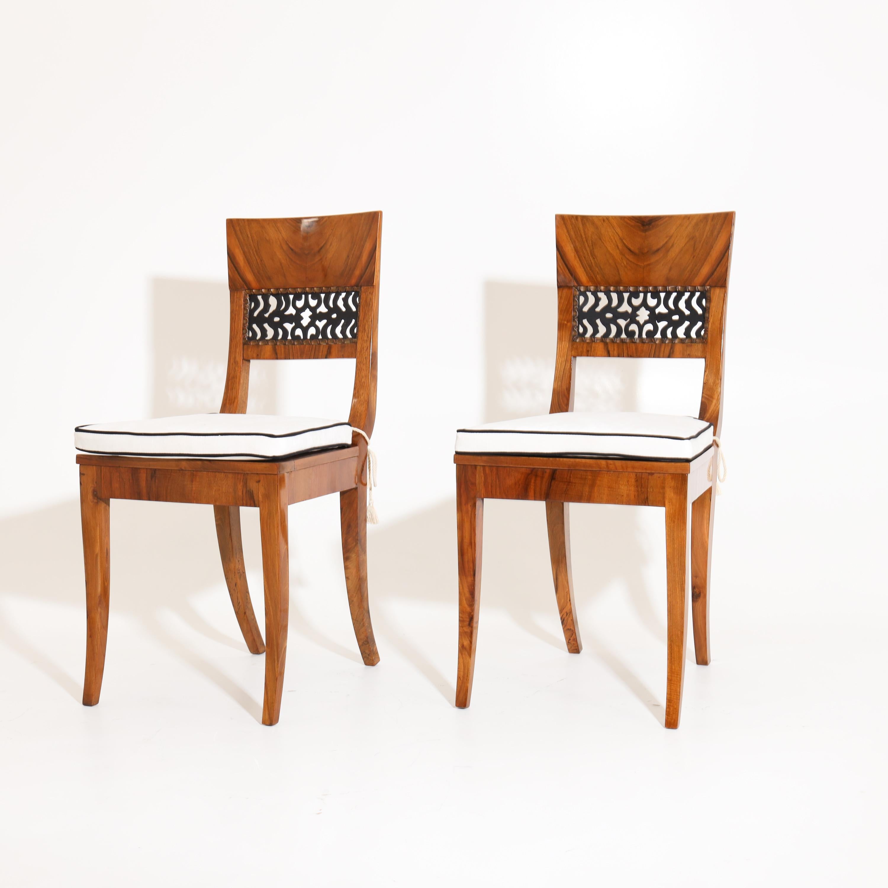 Pair of Walnut Biedermeier Chairs, German, Early 19th Century In Good Condition In Greding, DE