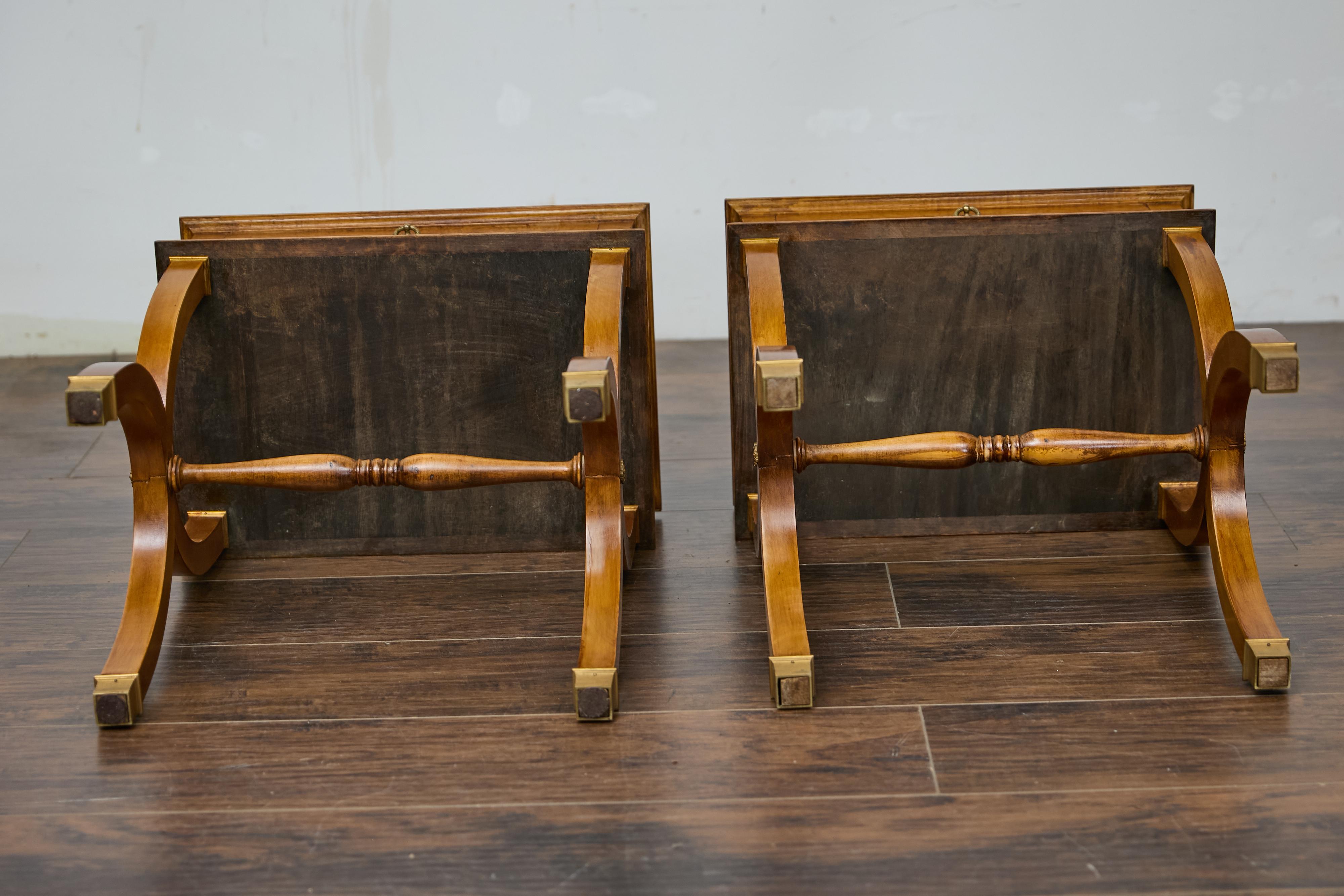 Pareja de mesas auxiliares Biedermeier de nogal con patas de lira, Austria, circa 1840 3