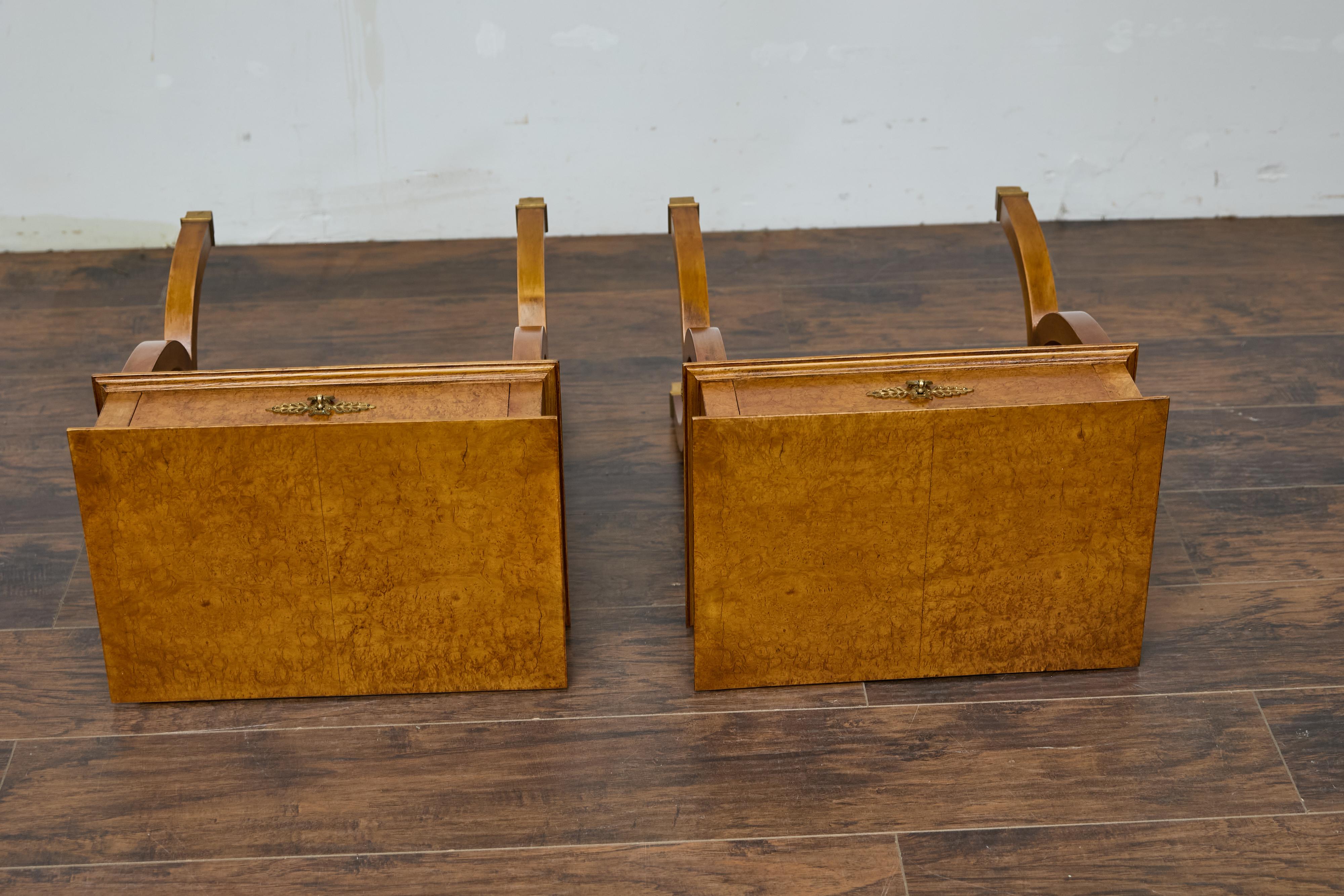 Pareja de mesas auxiliares Biedermeier de nogal con patas de lira, Austria, circa 1840 4