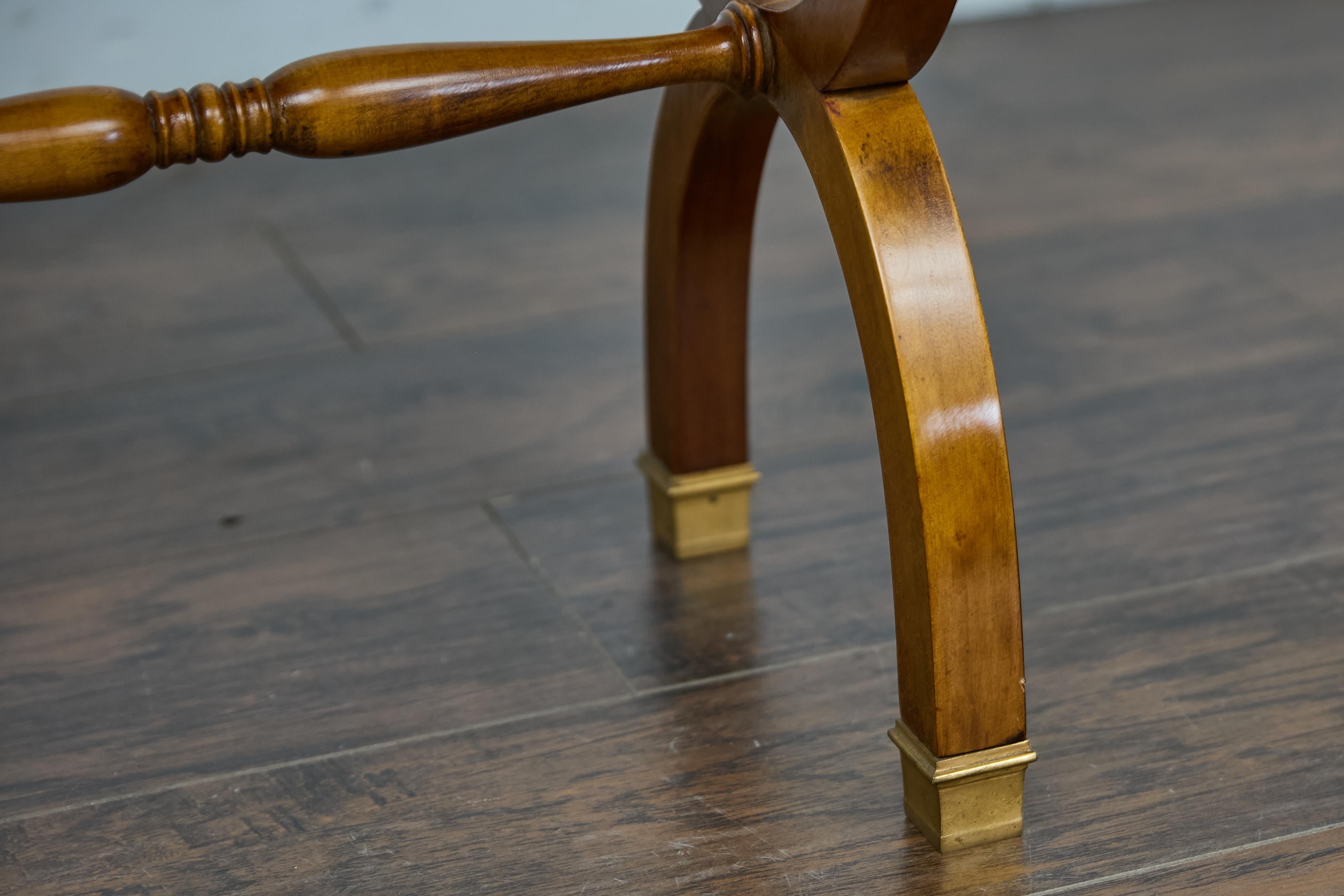 Pareja de mesas auxiliares Biedermeier de nogal con patas de lira, Austria, circa 1840 8