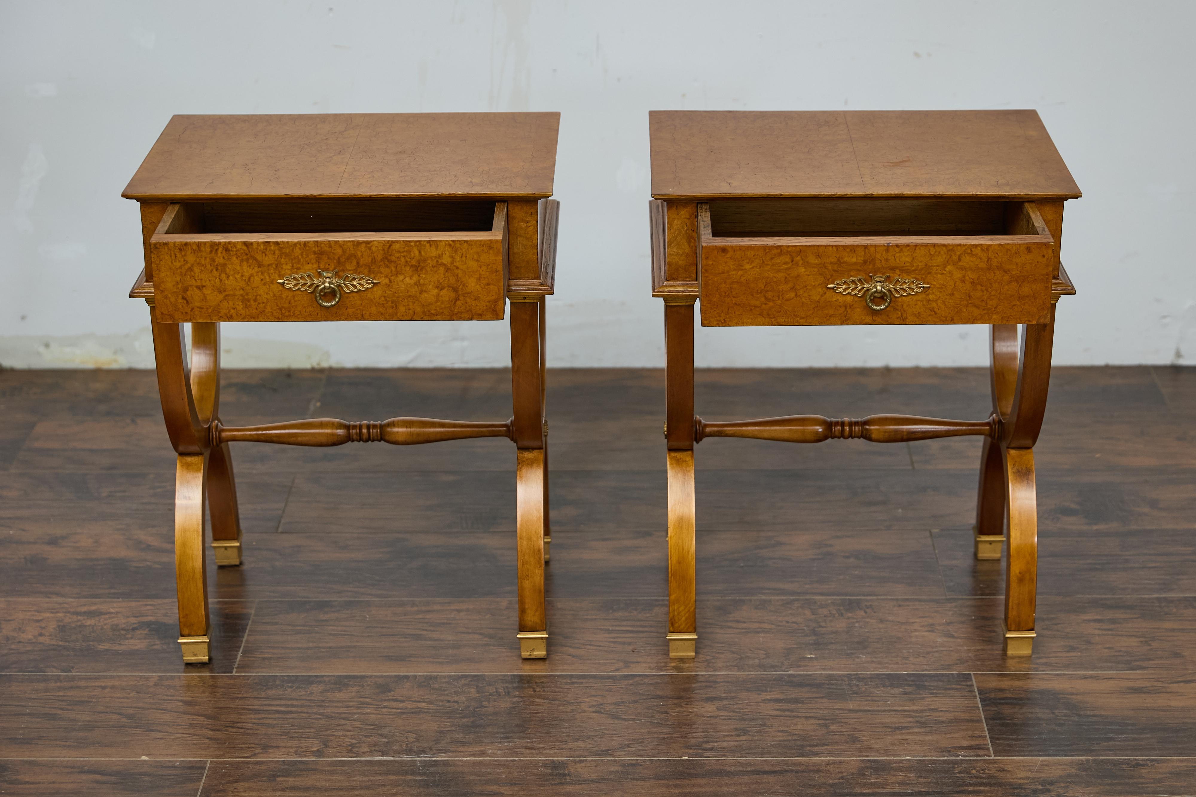 Pareja de mesas auxiliares Biedermeier de nogal con patas de lira, Austria, circa 1840 9