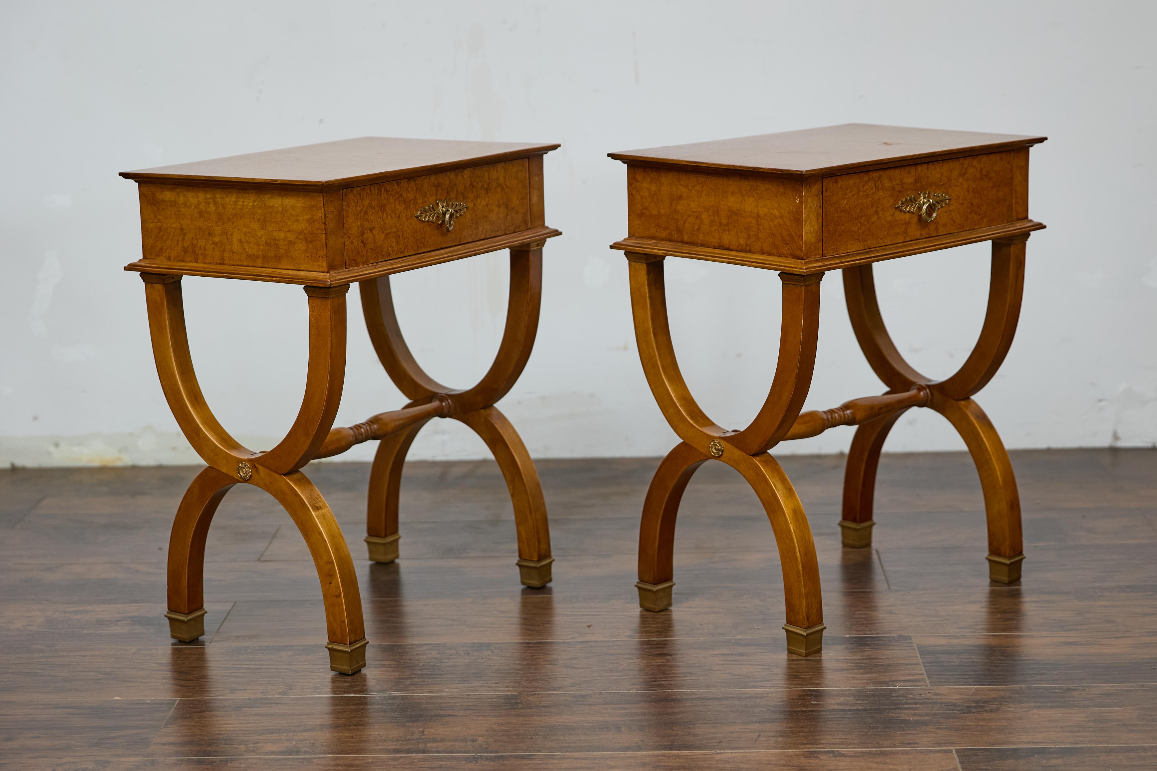 Pareja de mesas auxiliares Biedermeier de nogal con patas de lira, Austria, circa 1840 10