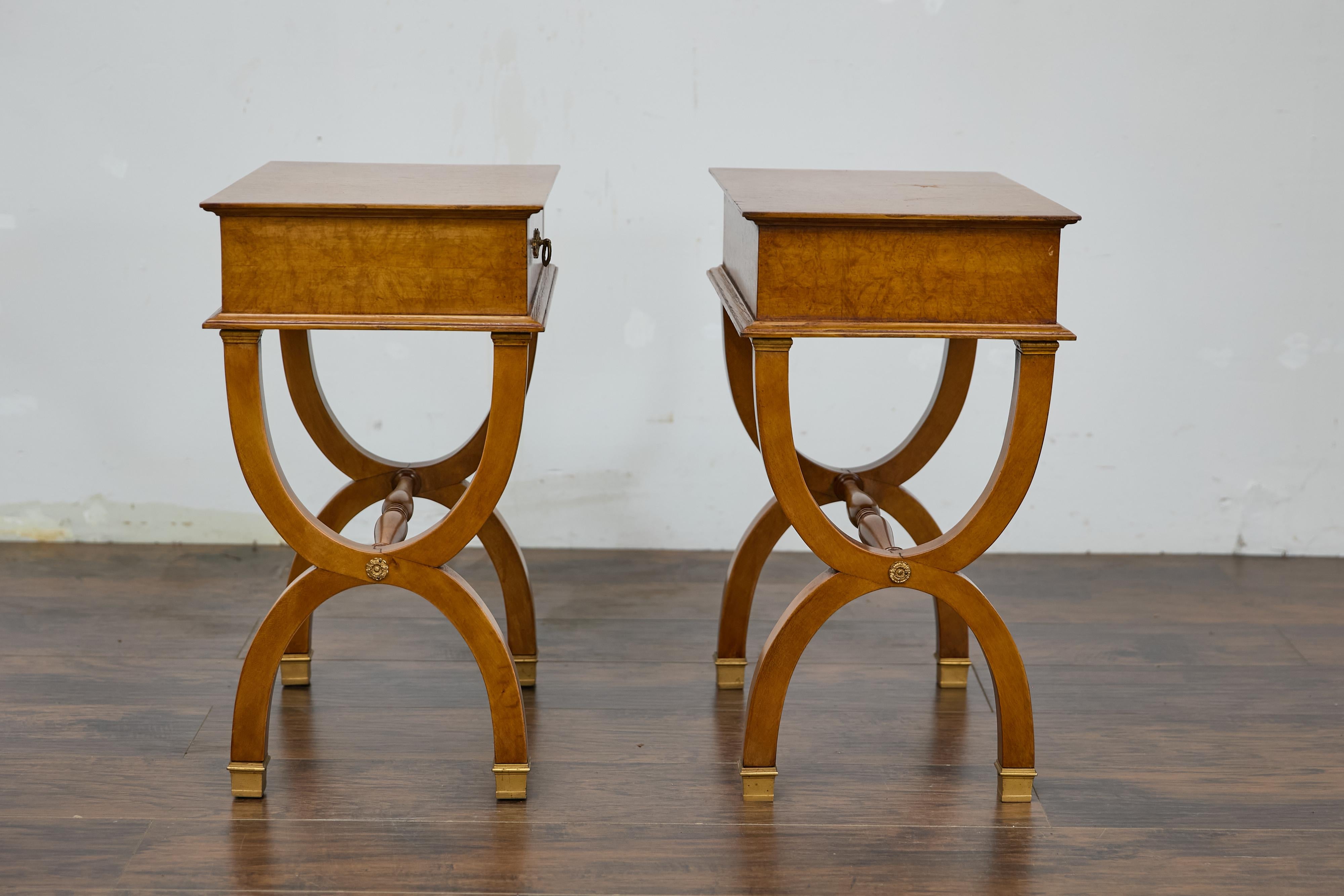 Pareja de mesas auxiliares Biedermeier de nogal con patas de lira, Austria, circa 1840 11