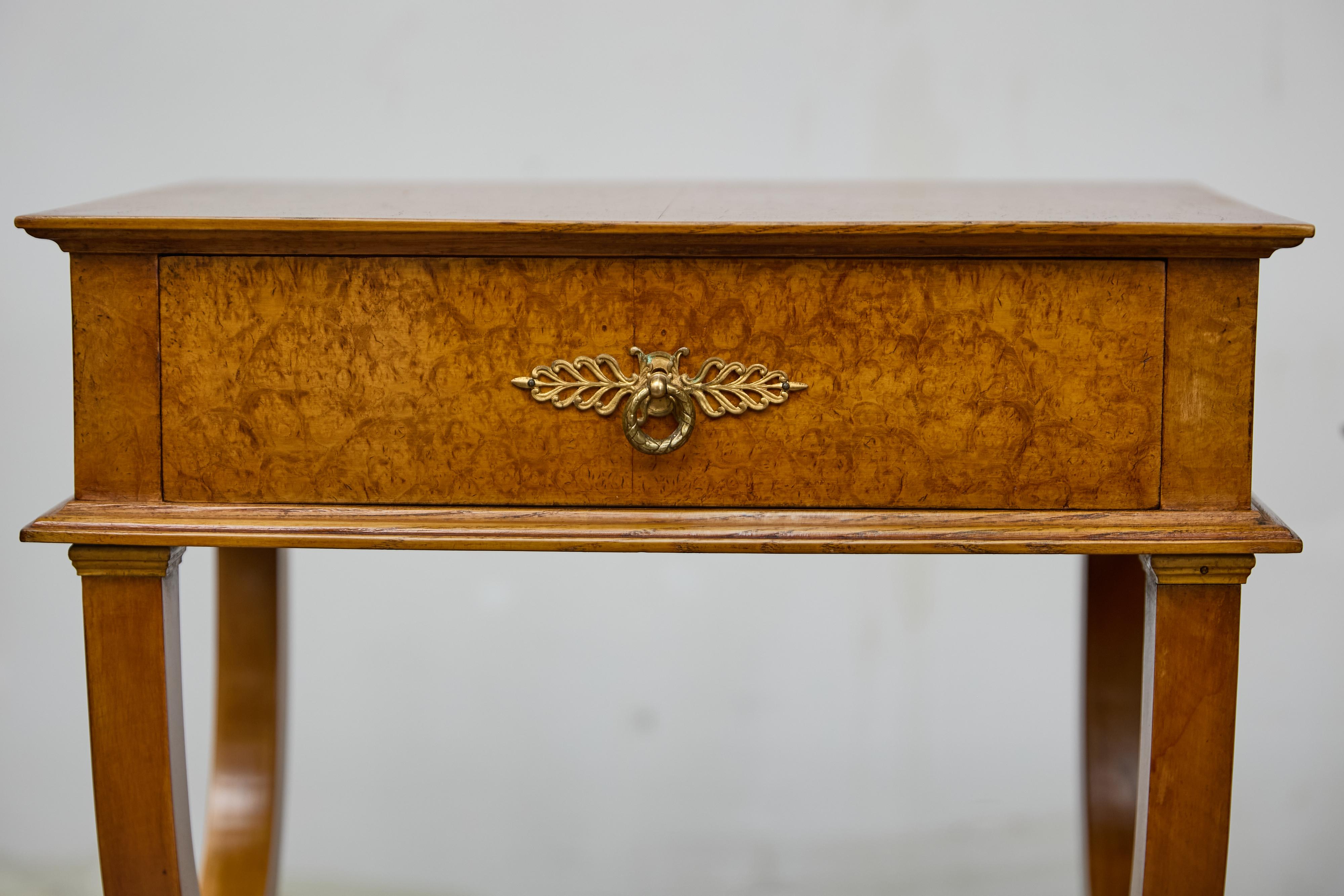 Pareja de mesas auxiliares Biedermeier de nogal con patas de lira, Austria, circa 1840 12