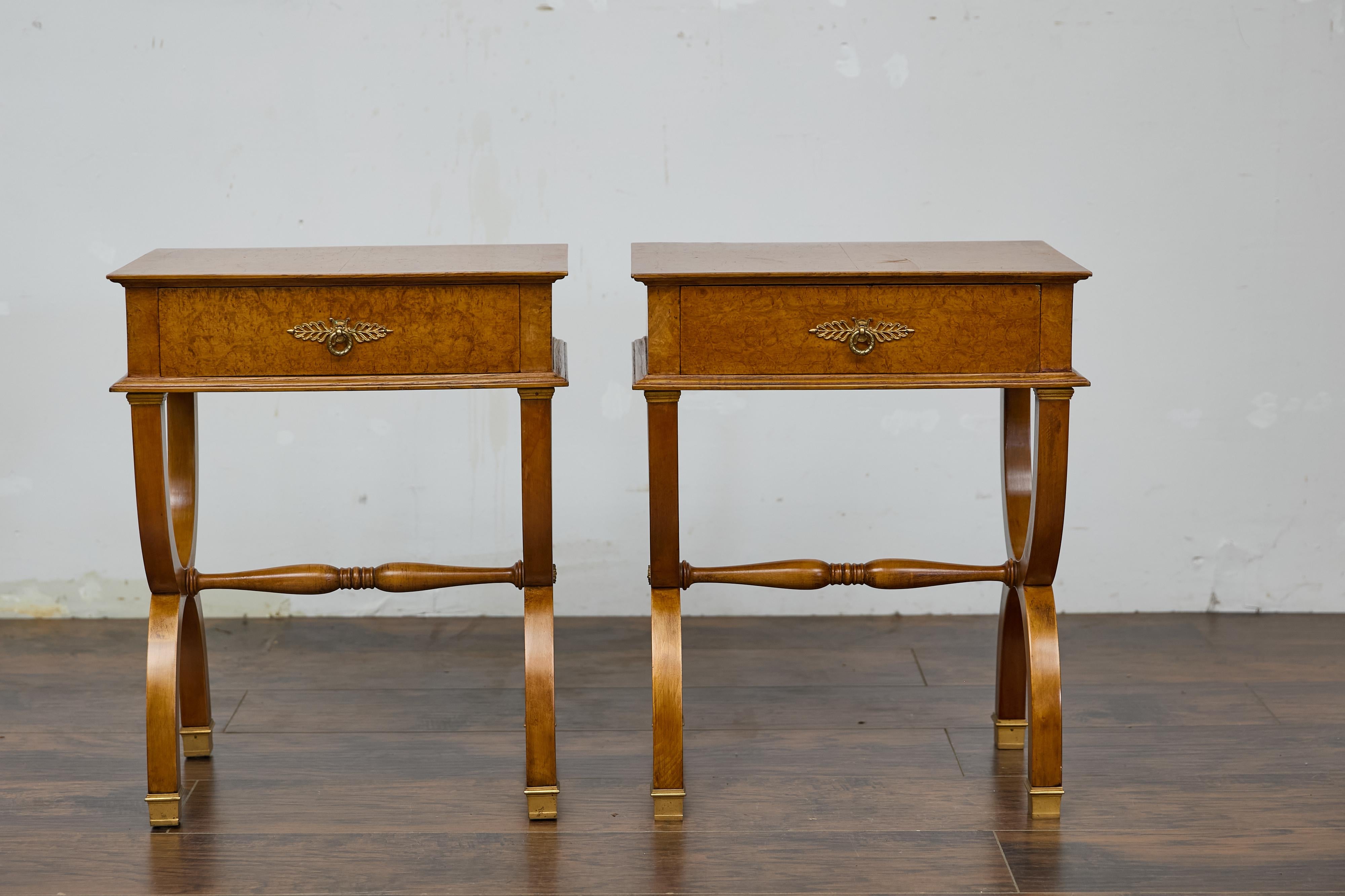Pareja de mesas auxiliares Biedermeier de chapa de nogal de hacia 1840 con patas en forma de lira. Esta exquisita pareja de mesas Biedermeier austriacas capta la elegancia y la sofisticación atemporal del diseño de principios del siglo XIX.