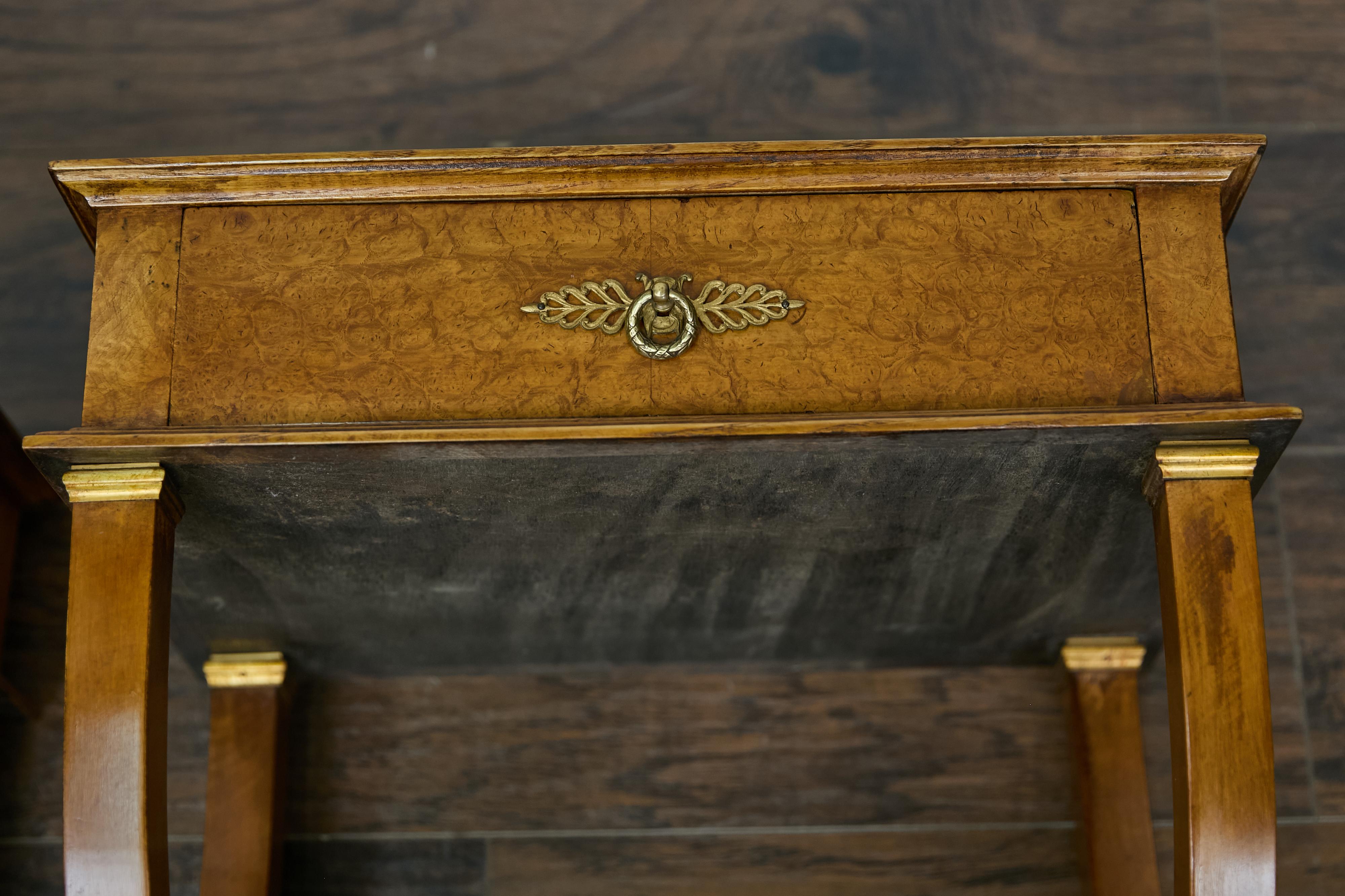Pareja de mesas auxiliares Biedermeier de nogal con patas de lira, Austria, circa 1840 1