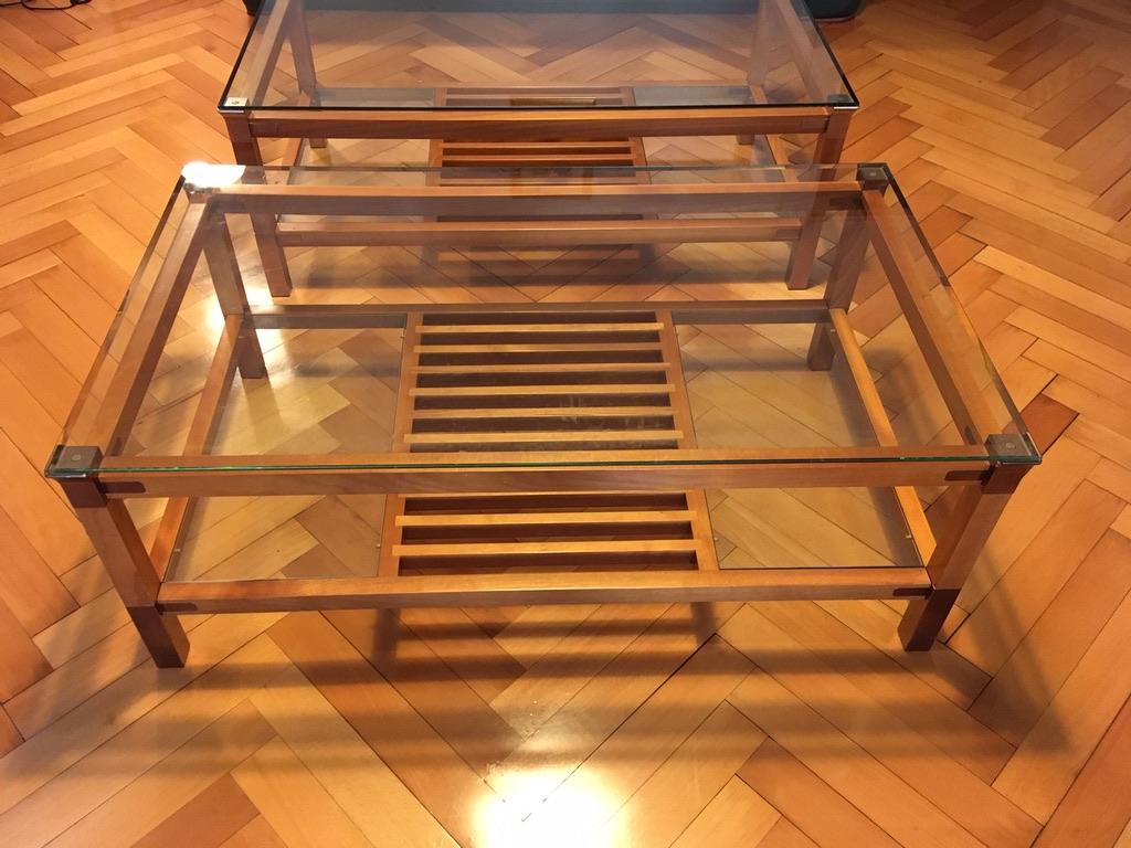 Paar Couchtische aus Nussbaum, Messing und Glas von Pierre Vandel, Paris, 1980er Jahre (Französisch) im Angebot