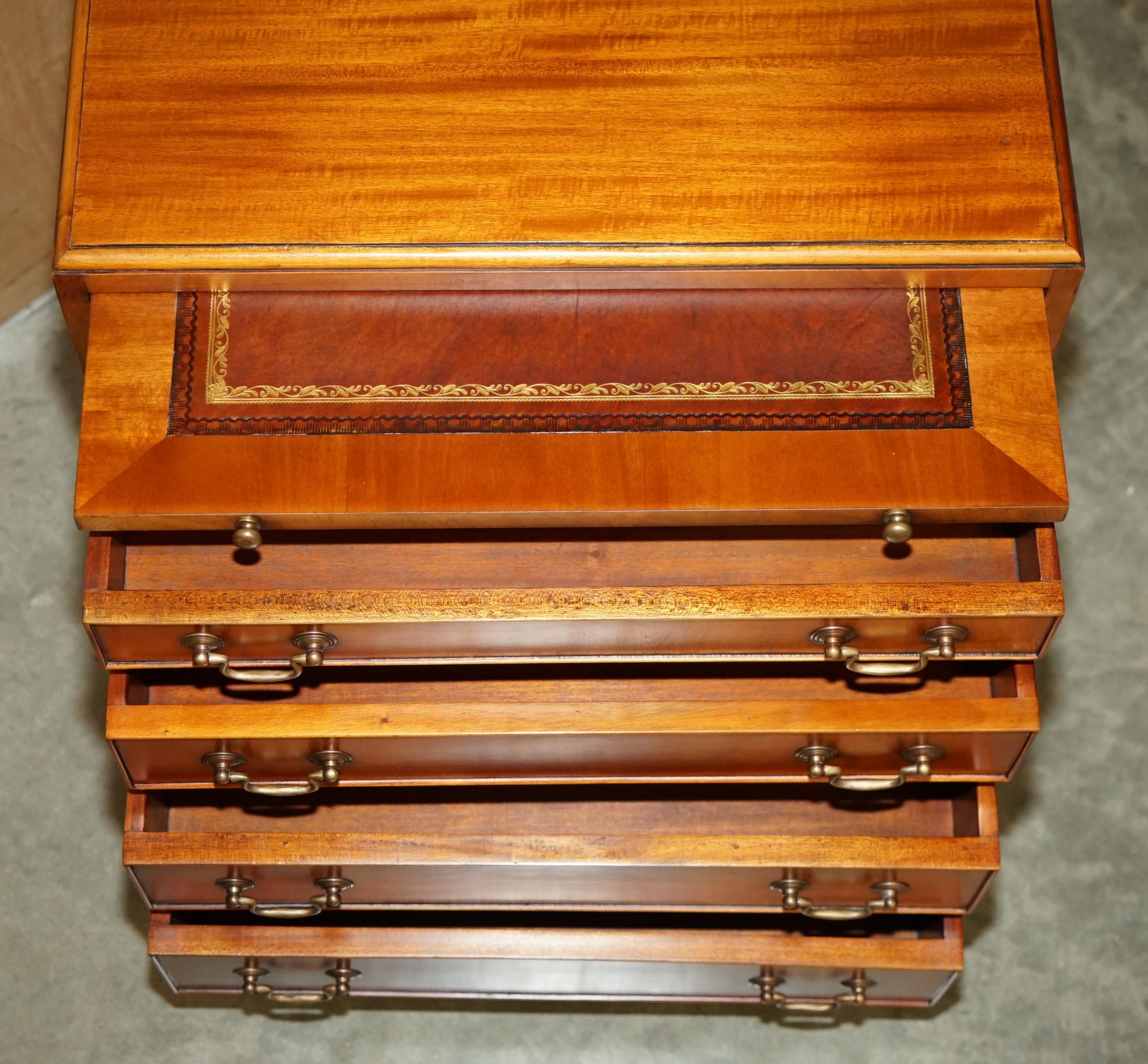 paire de tiroirs ou de tables de chevet de campagne militaire en cuir marron noyer en vente 4