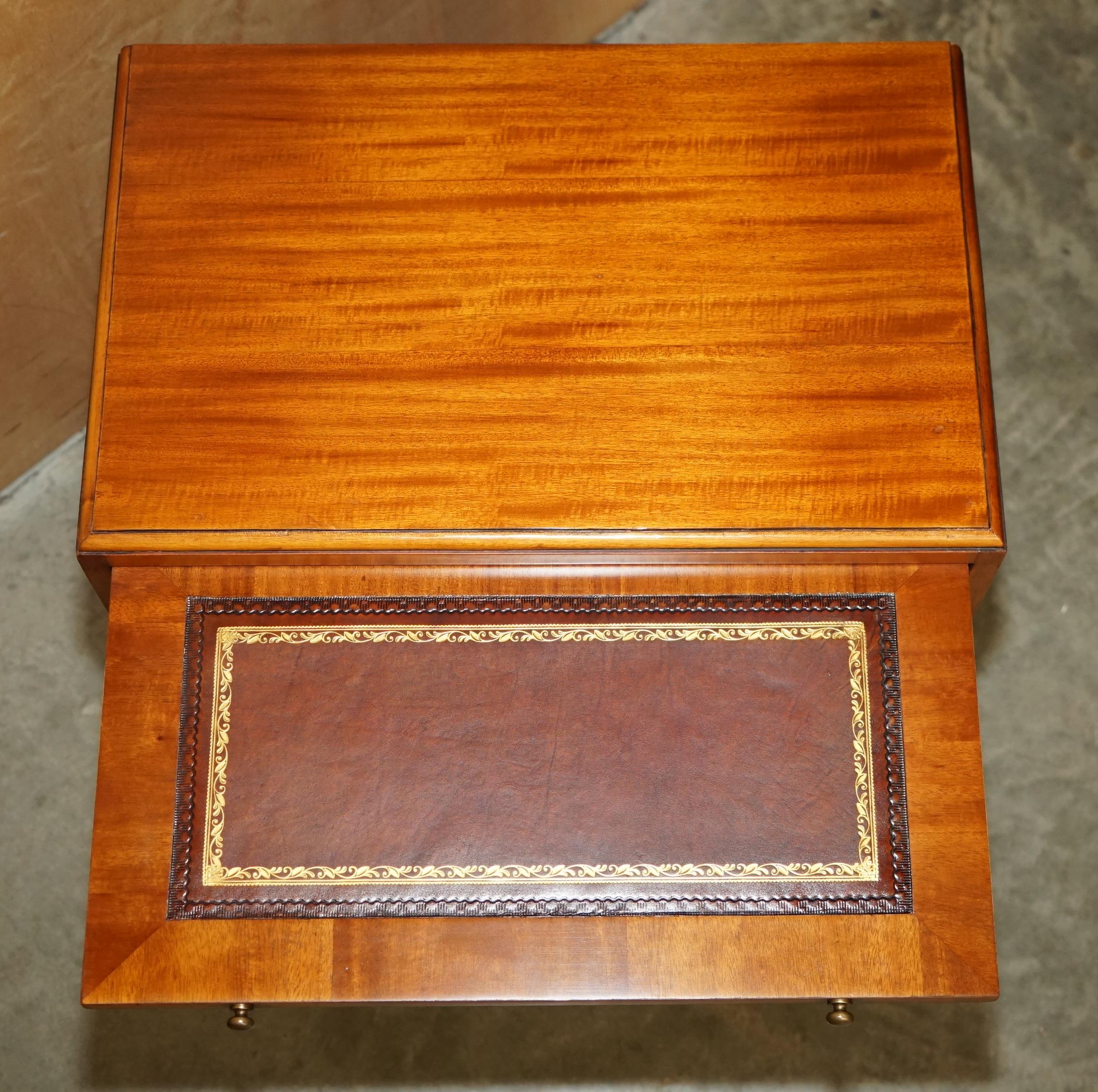 paire de tiroirs ou de tables de chevet de campagne militaire en cuir marron noyer en vente 6