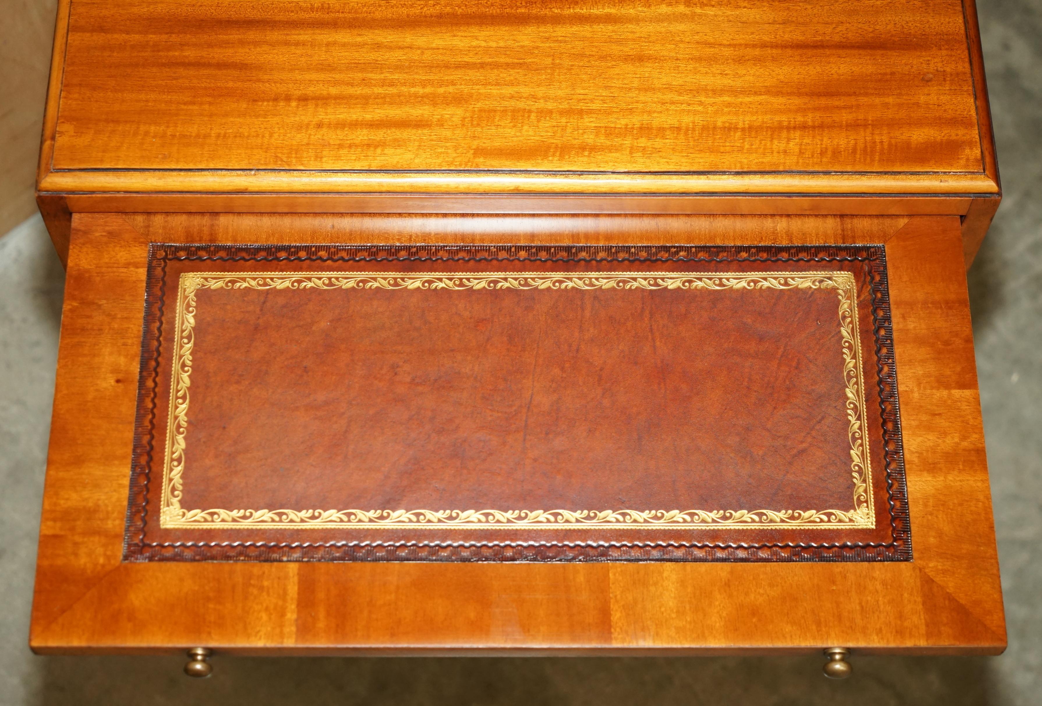 paire de tiroirs ou de tables de chevet de campagne militaire en cuir marron noyer en vente 7