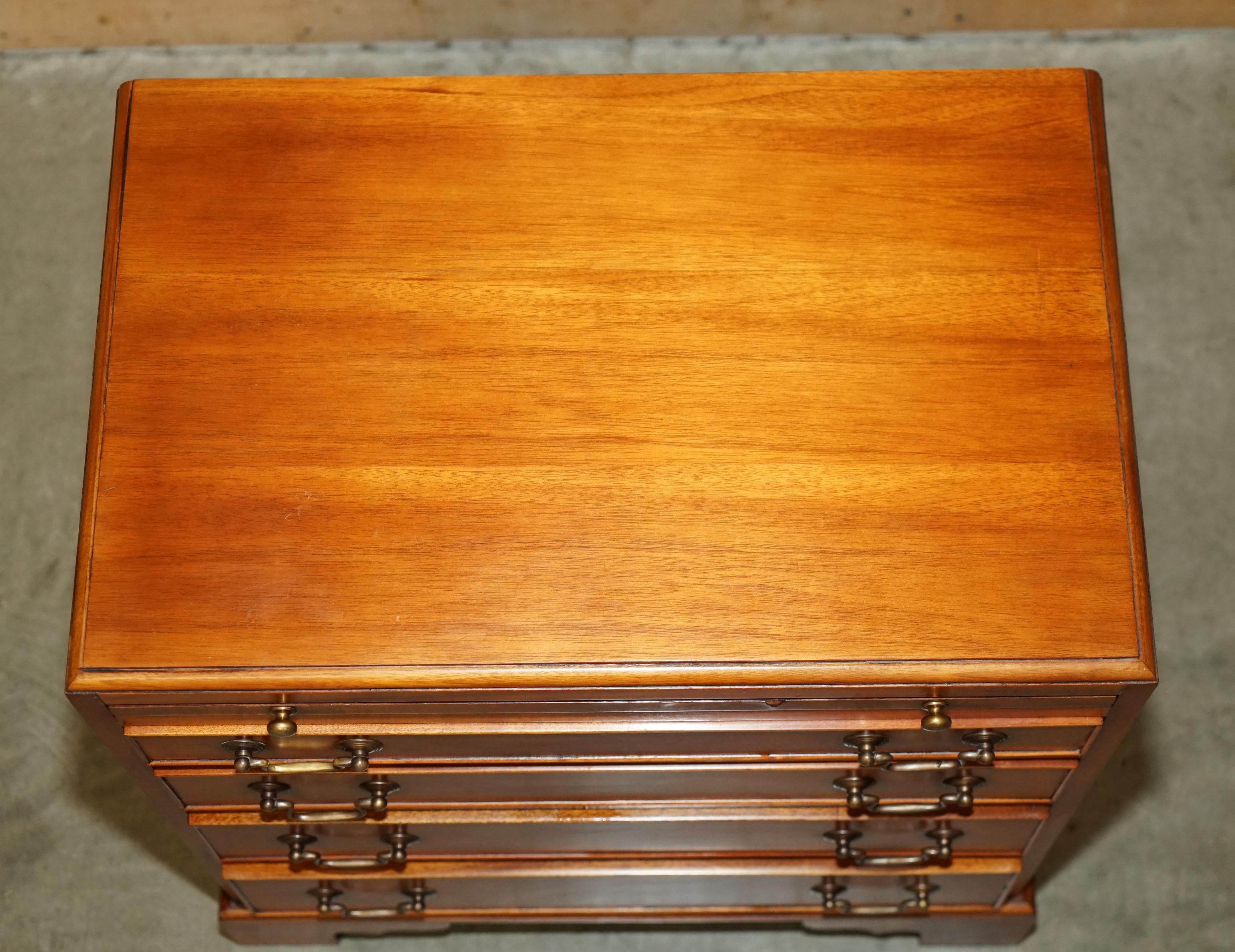 paire de tiroirs ou de tables de chevet de campagne militaire en cuir marron noyer en vente 10