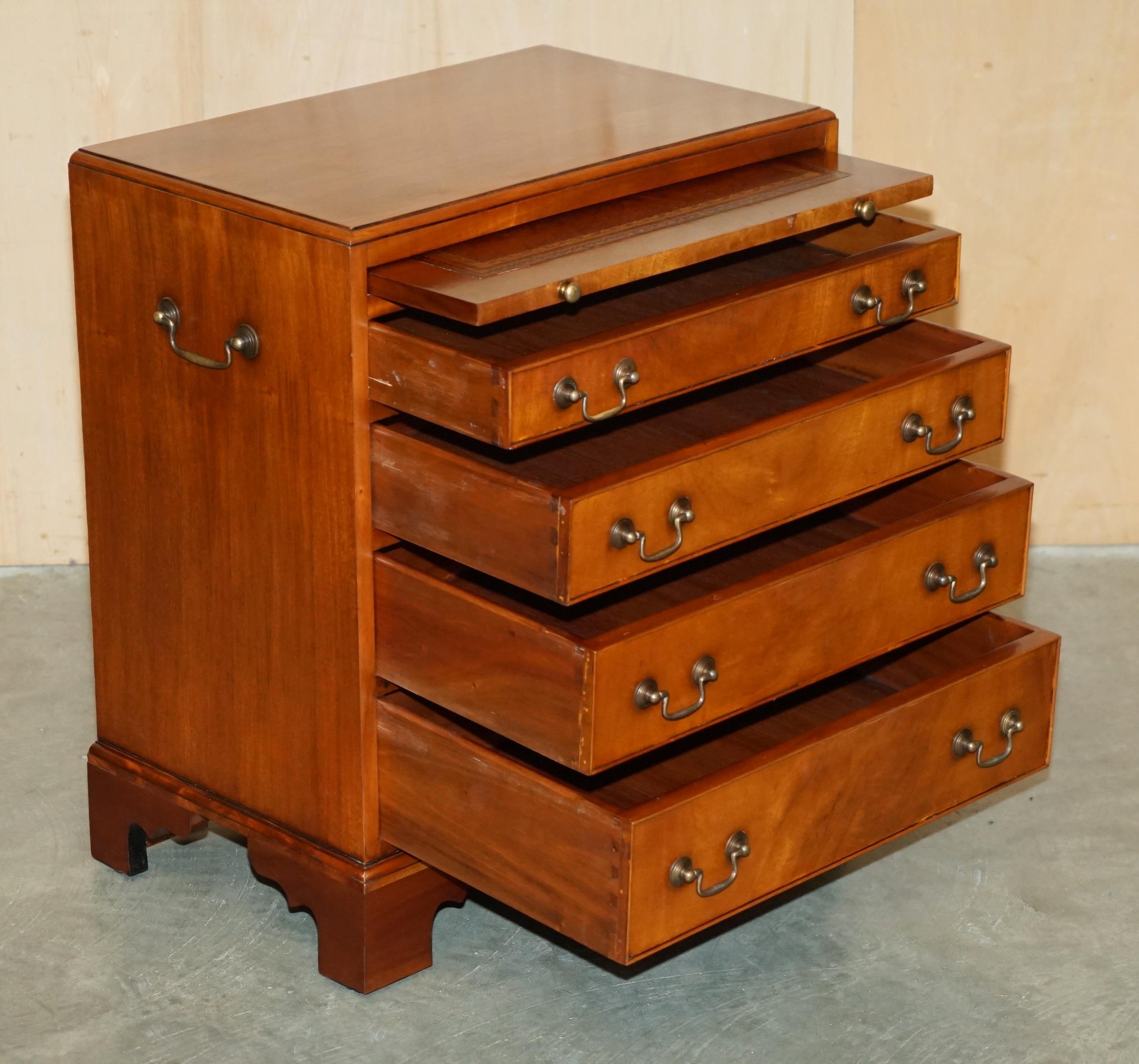 paire de tiroirs ou de tables de chevet de campagne militaire en cuir marron noyer en vente 11