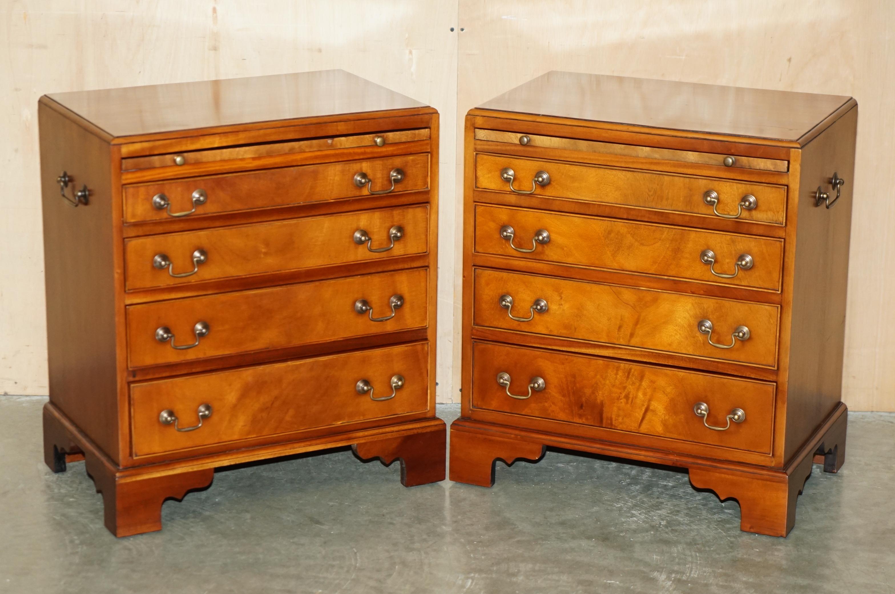 Royal House Antiques

The House Antiques a le plaisir d'offrir à la vente cette sublime paire de tables de nuit ou de tables d'appoint en noyer de style Campaigner avec des plateaux de service en cuir marron. 

Veuillez noter que les frais de