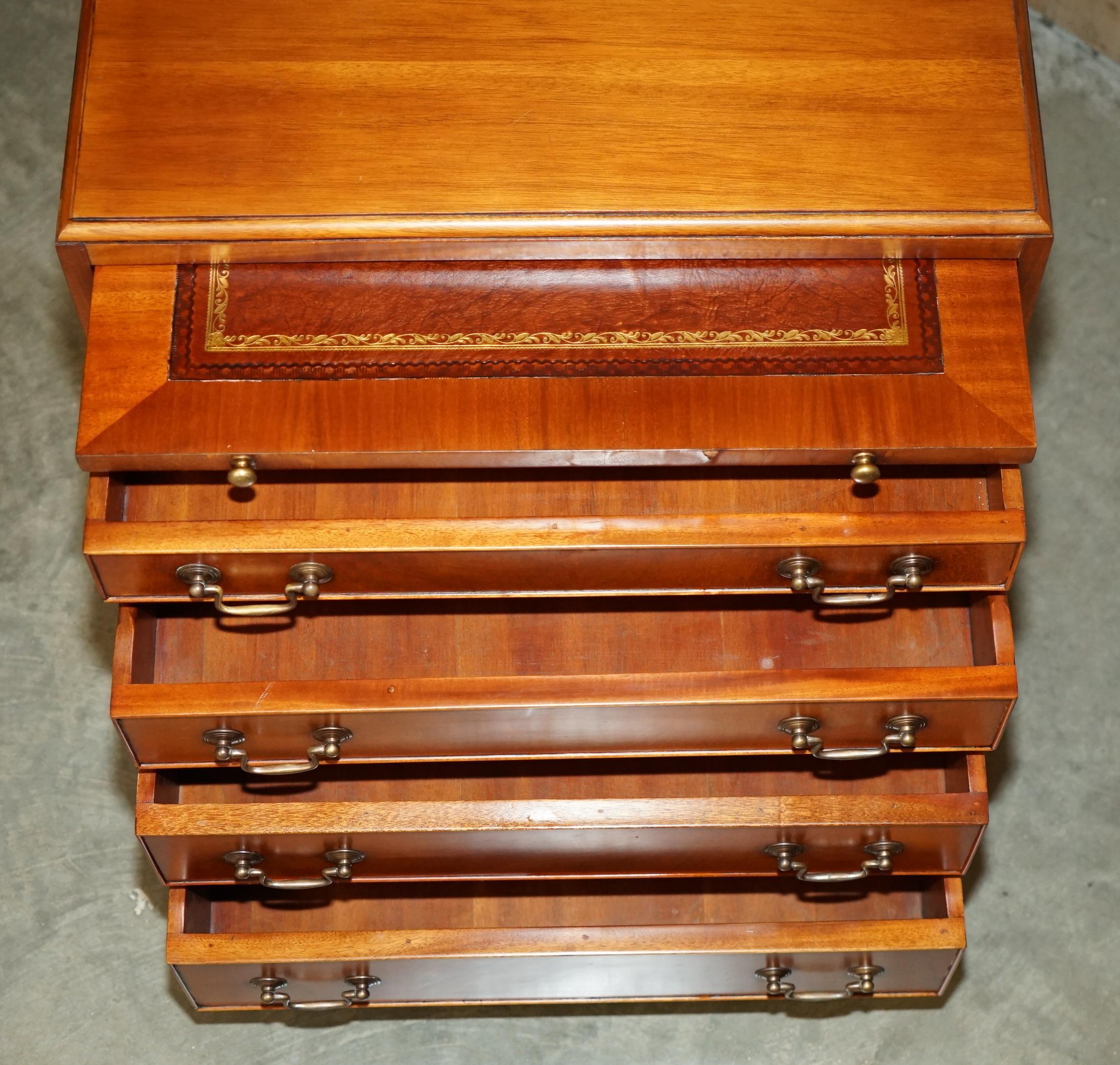 paire de tiroirs ou de tables de chevet de campagne militaire en cuir marron noyer en vente 12