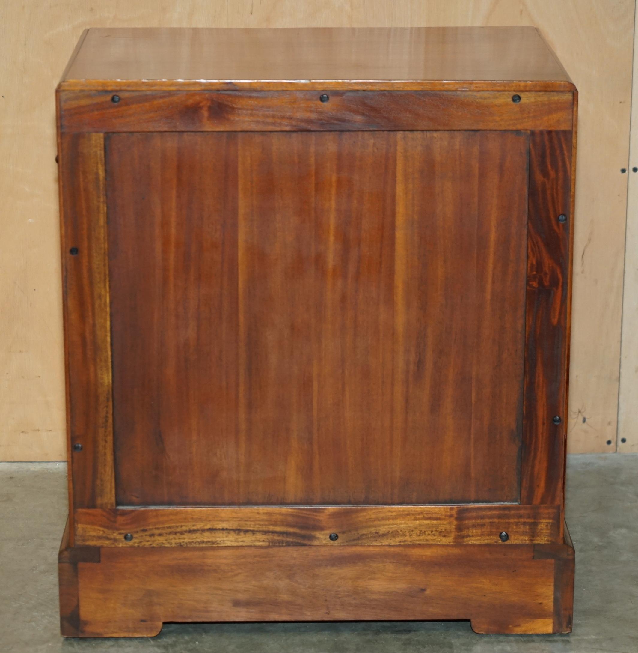 paire de tiroirs ou de tables de chevet de campagne militaire en cuir marron noyer en vente 1