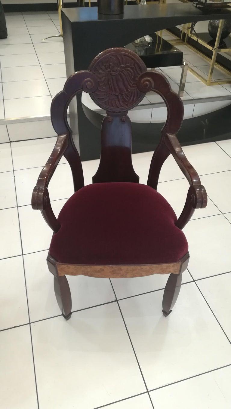 Pareja de sillones de madera de nogal y amaranto, hacia 1925 en venta 9