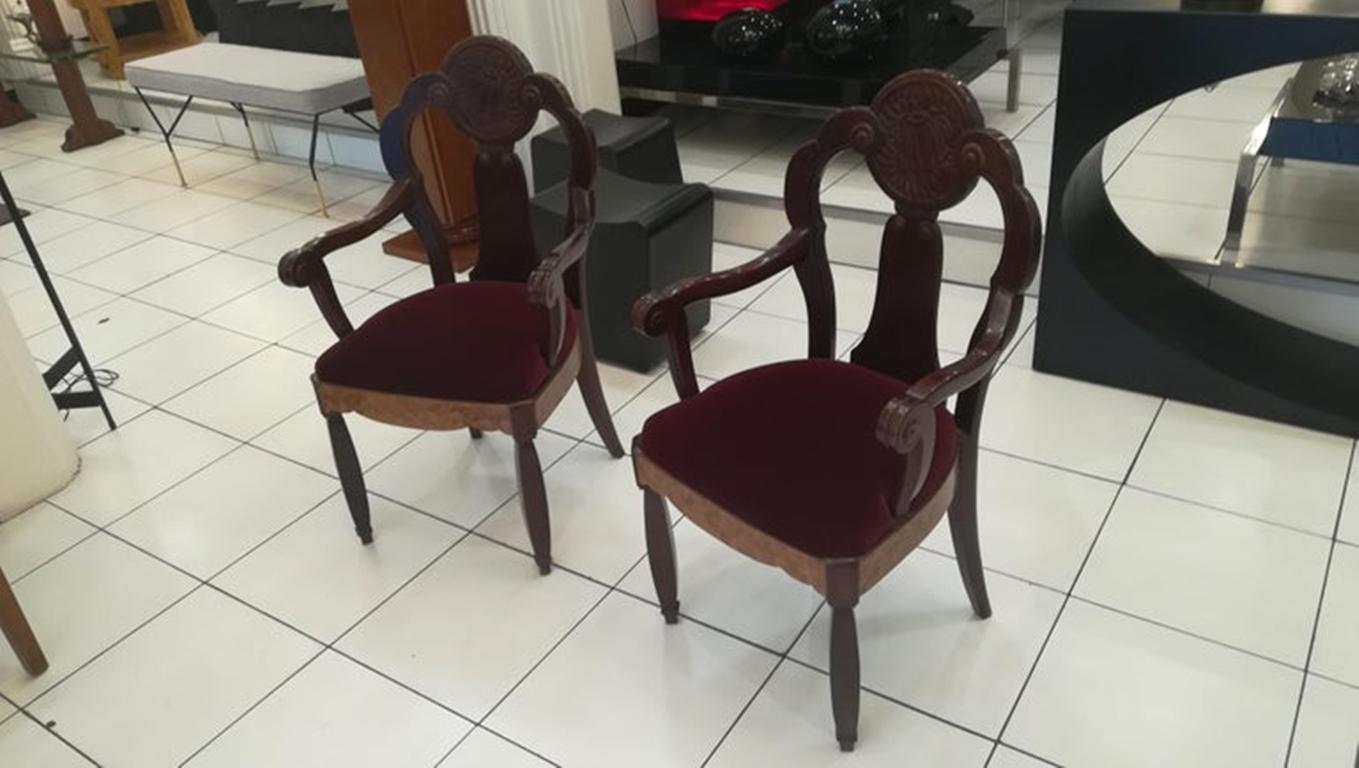 Pareja de sillones de madera de nogal y amaranto, hacia 1925 en venta 10