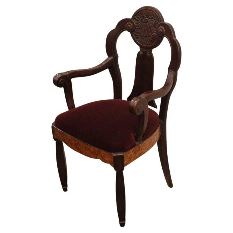 Pareja de sillones Maurice Dufrene de madera de nogal y amaranto hacia 1925, asiento de terciopelo, respaldo tallado, en excelente estado.