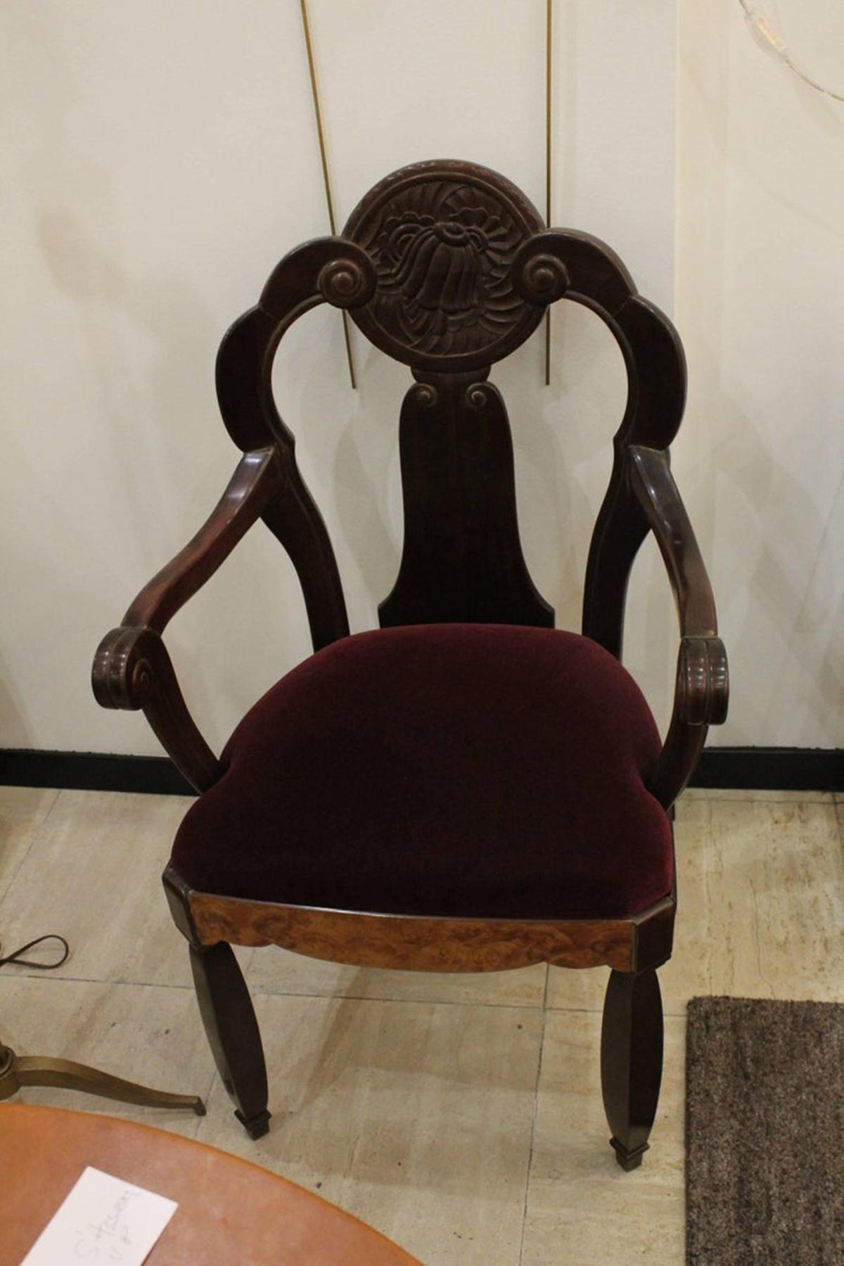 Pareja de sillones de madera de nogal y amaranto, hacia 1925 Terciopelo en venta