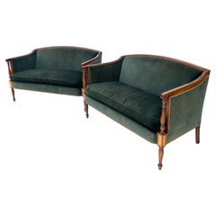 Paire de canapés décoratifs de style Régence en noyer et broussin avec assise en forme d'amour