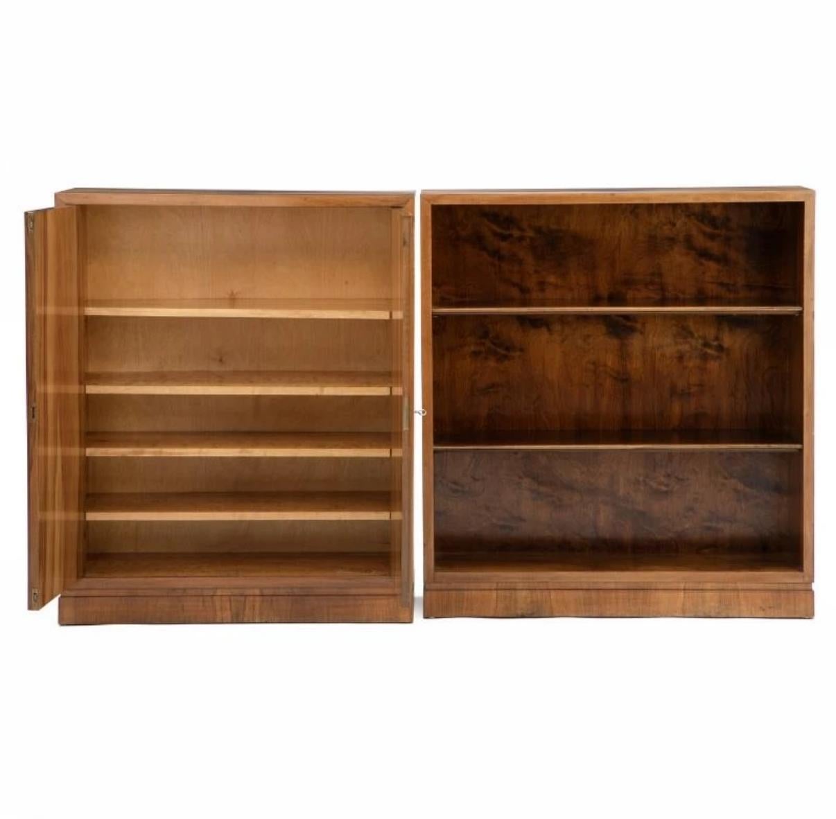 Armadietti caucasici in noce di Kaj Gottlob (anni '30) con splendidi disegni spaiati

Armadio chiuso con doppia porta:
90L x 34P x 110H cm

Armadio aperto con scaffali/libreria:
100L x 27,5D x 100H cm