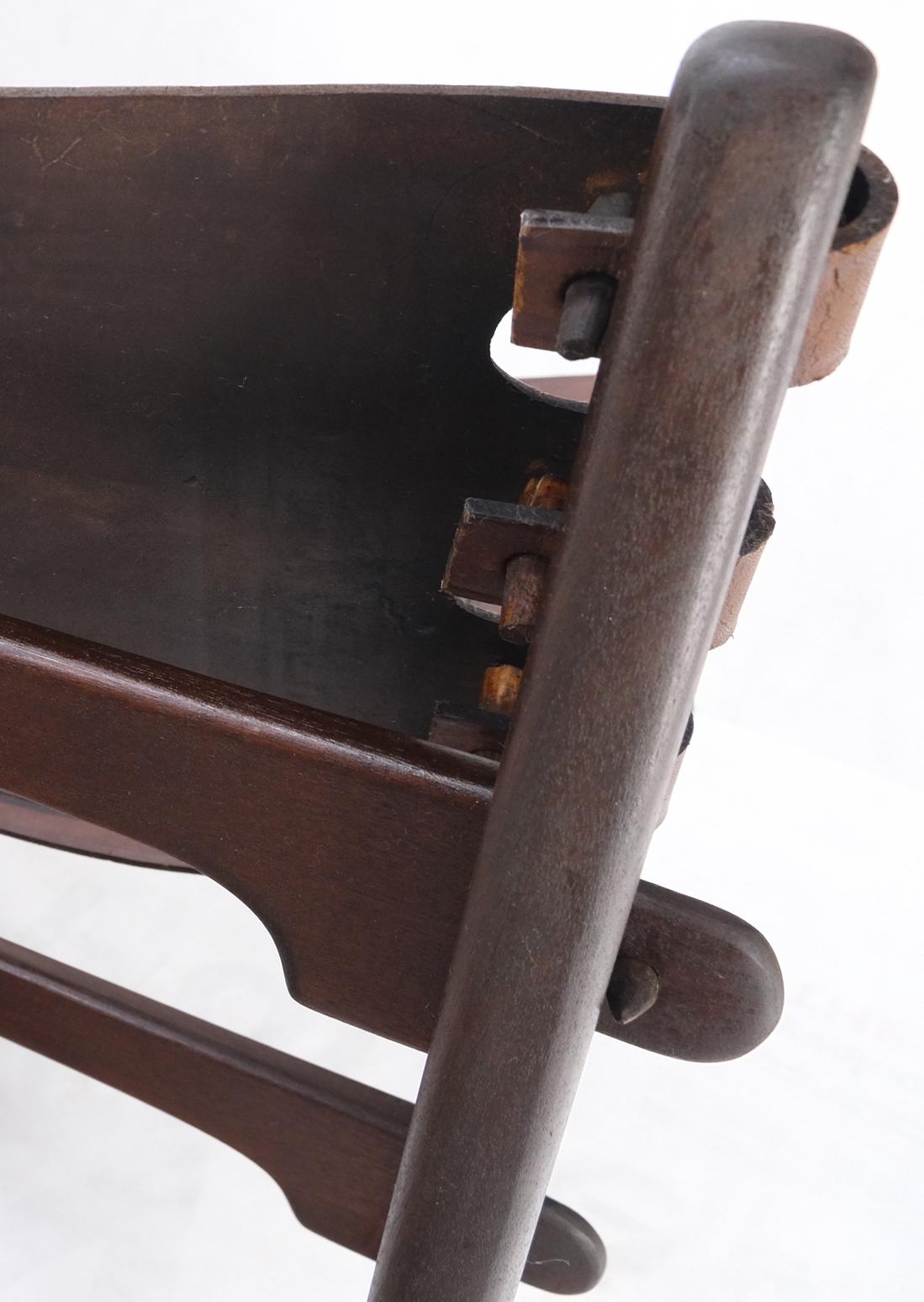 Paire de fauteuils à assise en noyer et cuir sculpté à corniches par Angel Pazmino en vente 2