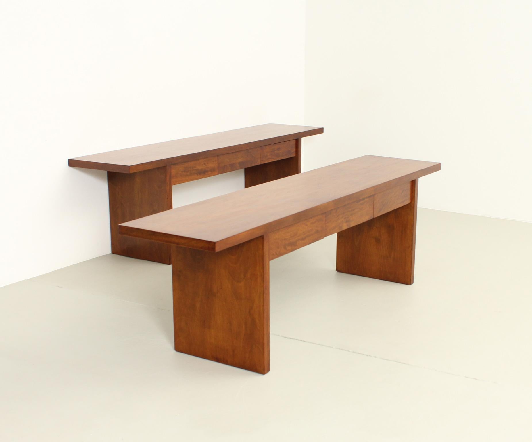 Low console designed by Jordi Vilanova in 1960s, Spain. Walnut wood with three drawers. Design with simple lines very common in the work of Jordi Vilanova.
One unit available