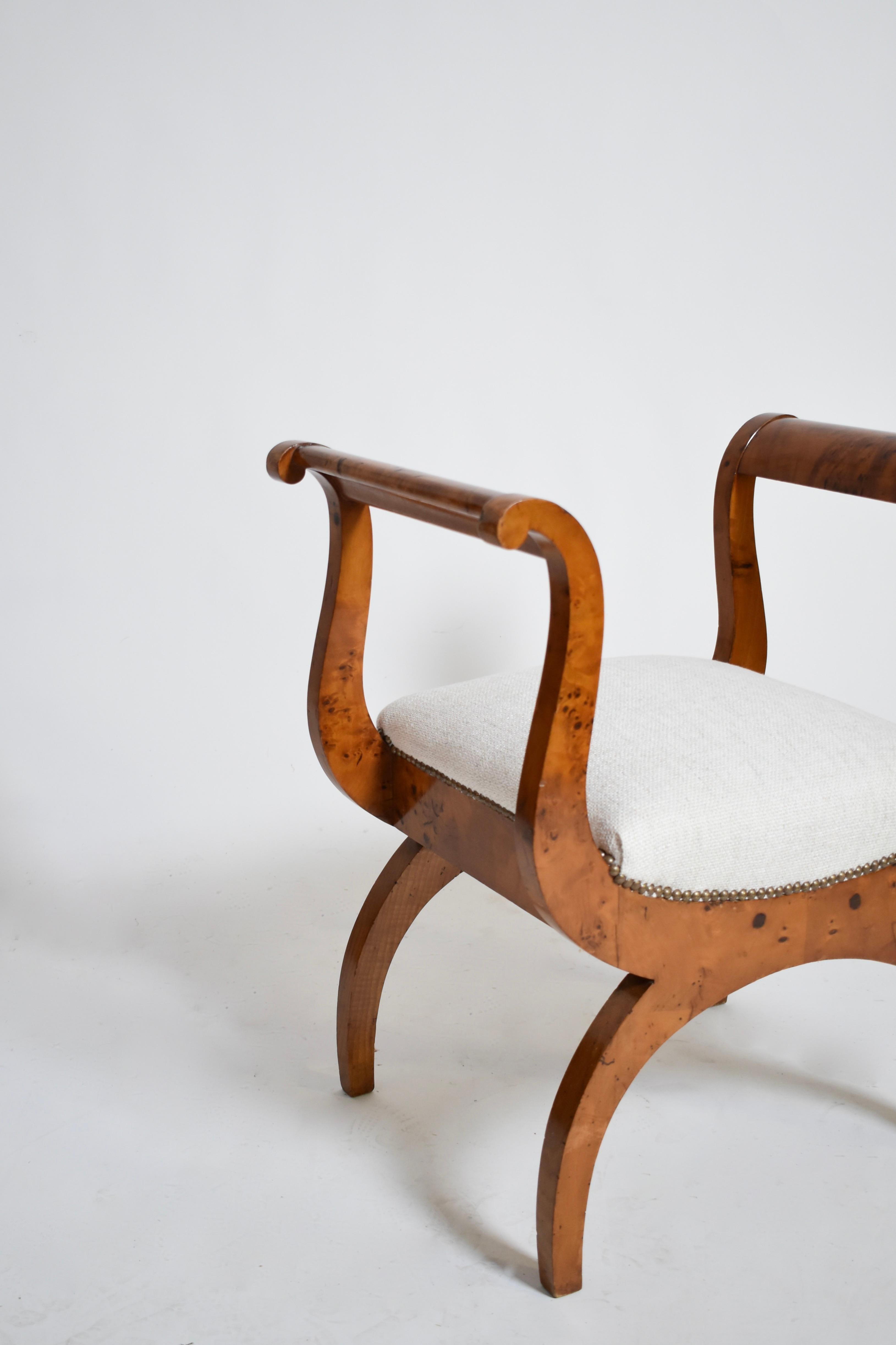 Paire de tabourets de chaises curule néoclassiques en noyer et placage de racine de noyer, aux lignes courbes. Europe centrale, C.I.C.