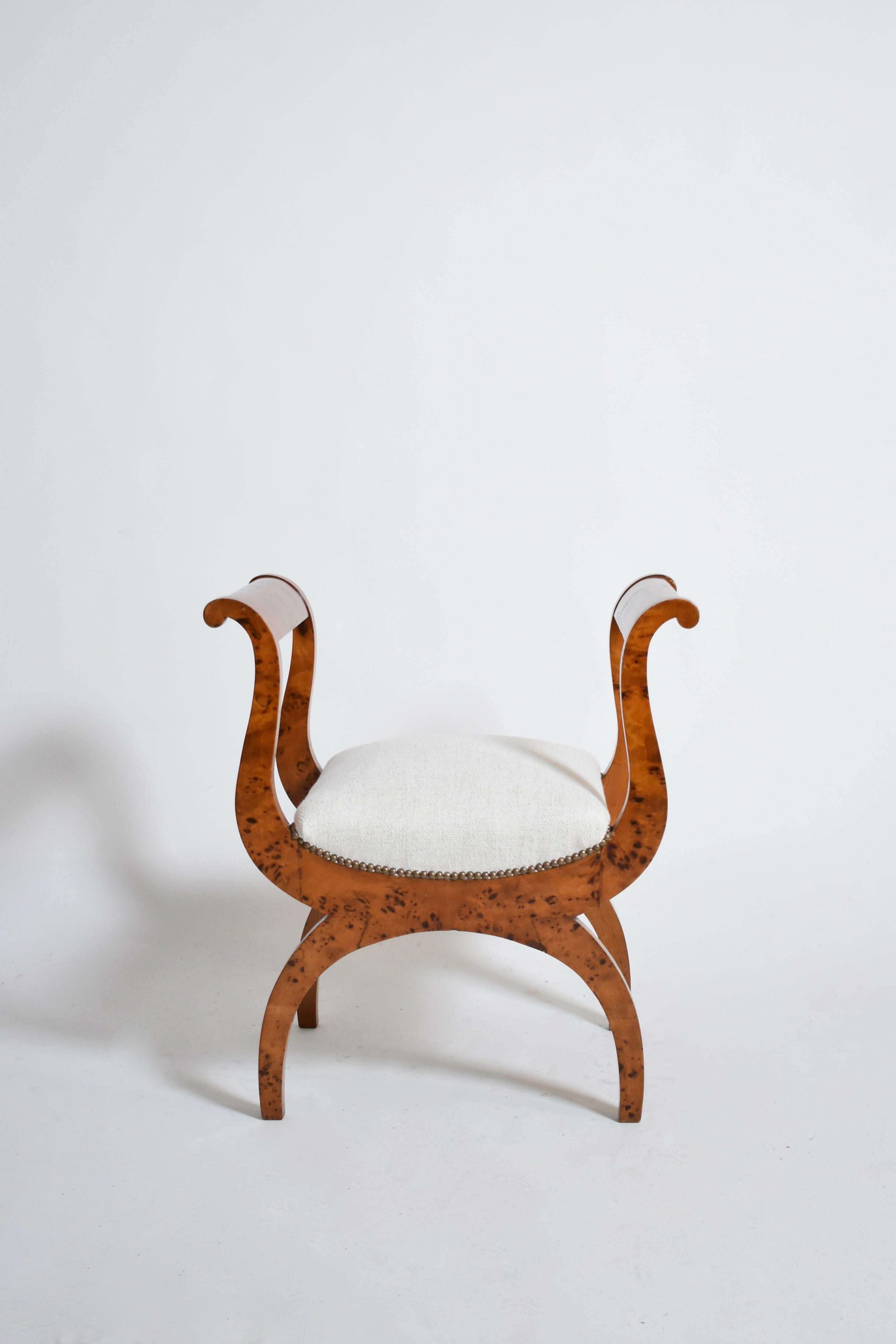 italien Paire de tabourets Curule en noyer, XIXème. en vente